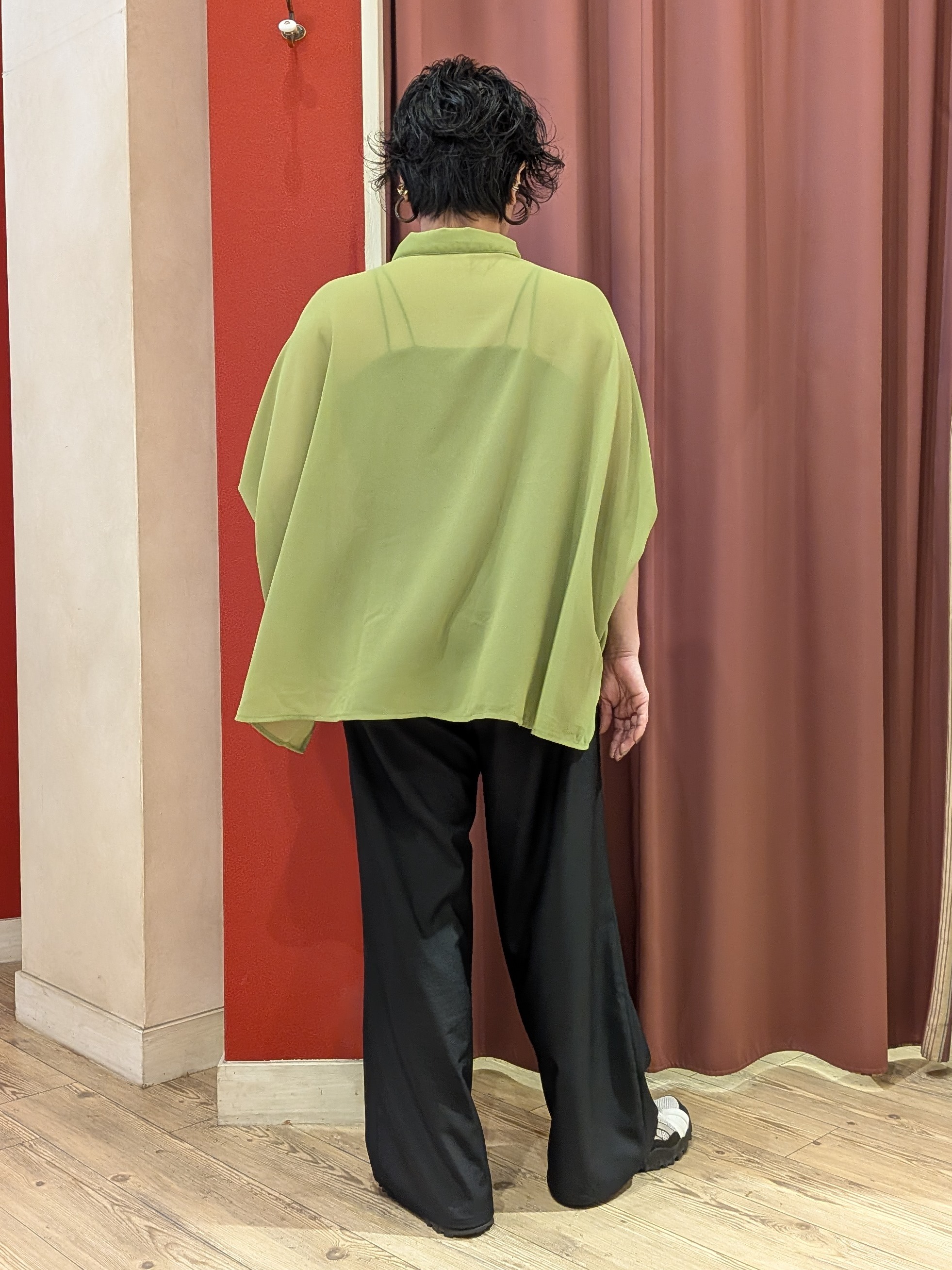cameさんの「SHOO･LA･RUE｜【洗濯機可/体型カバー】羽織るだけで雰囲気変わる 柄アソート ポンチョ風シアーシャツ」を使ったコーディネート