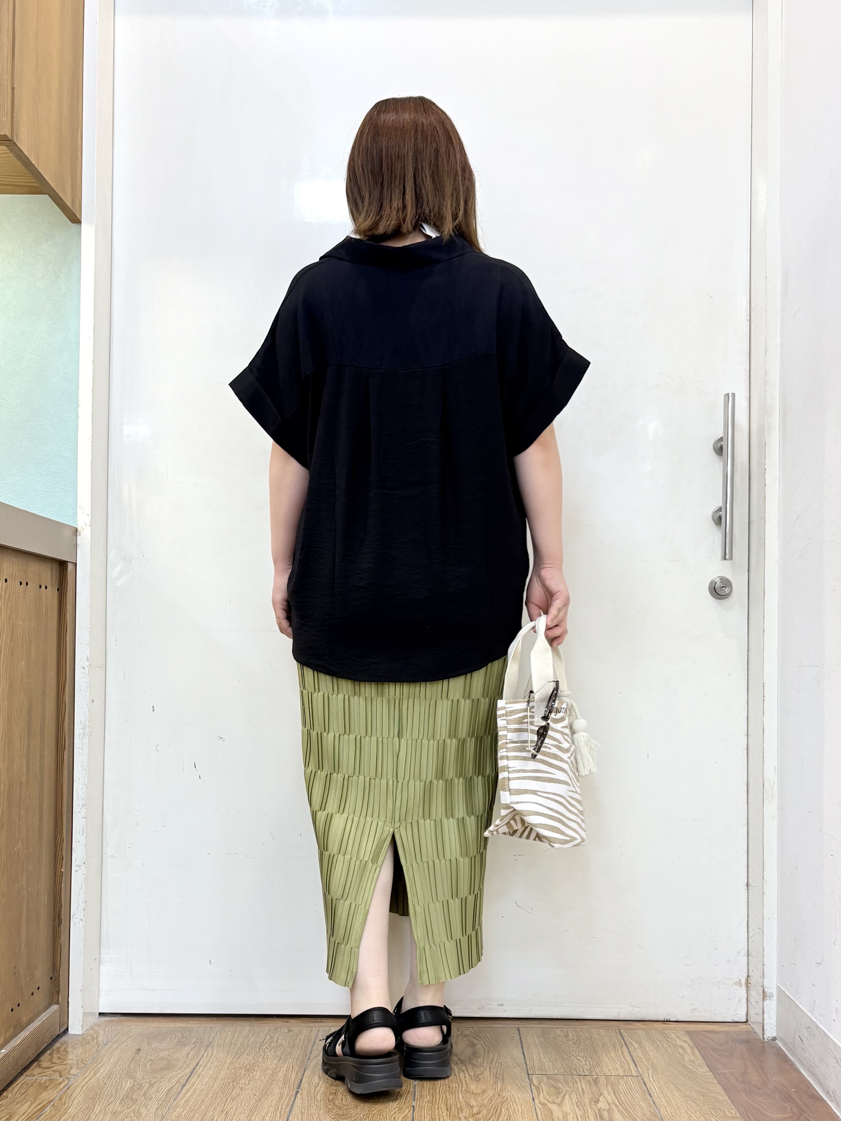 だいわさんの「SHOO･LA･RUE｜【S-LL/洗濯機可】インせず着られる 裾タック スキッパーシャツ」を使ったコーディネート