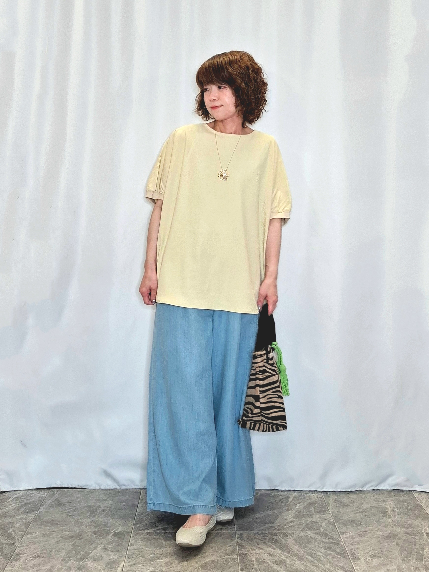ぬーさんの「SHOO･LA･RUE｜【洗濯後しわになりにくい】インせず着られる さらっとタッチのドルマンブラウス」を使ったコーディネート