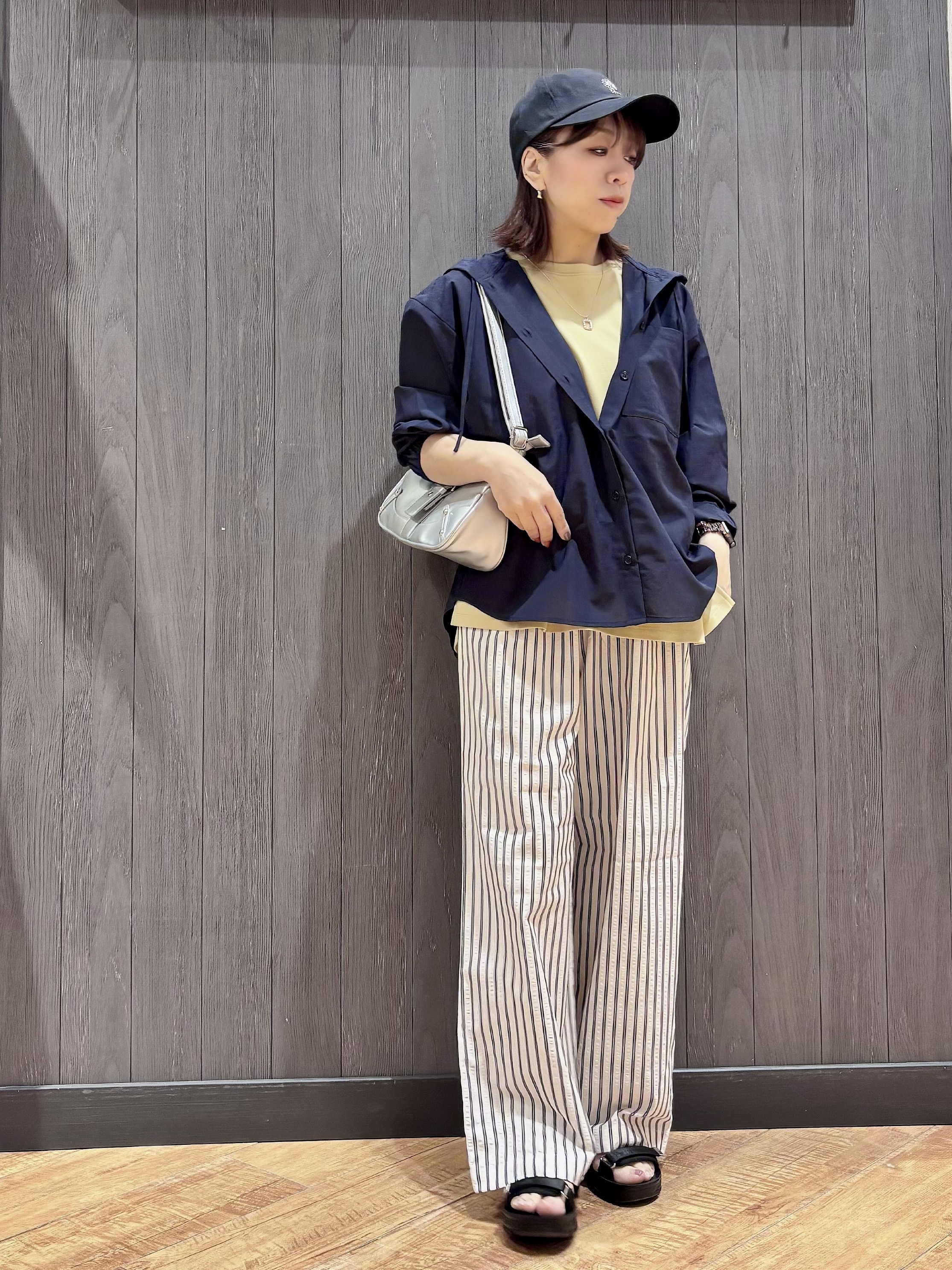 meiさんの「SHOO･LA･RUE｜【通気性〇/洗濯機可/S-LL】UVカット機能付き ライトな着心地シャツパーカ」を使ったコーディネート