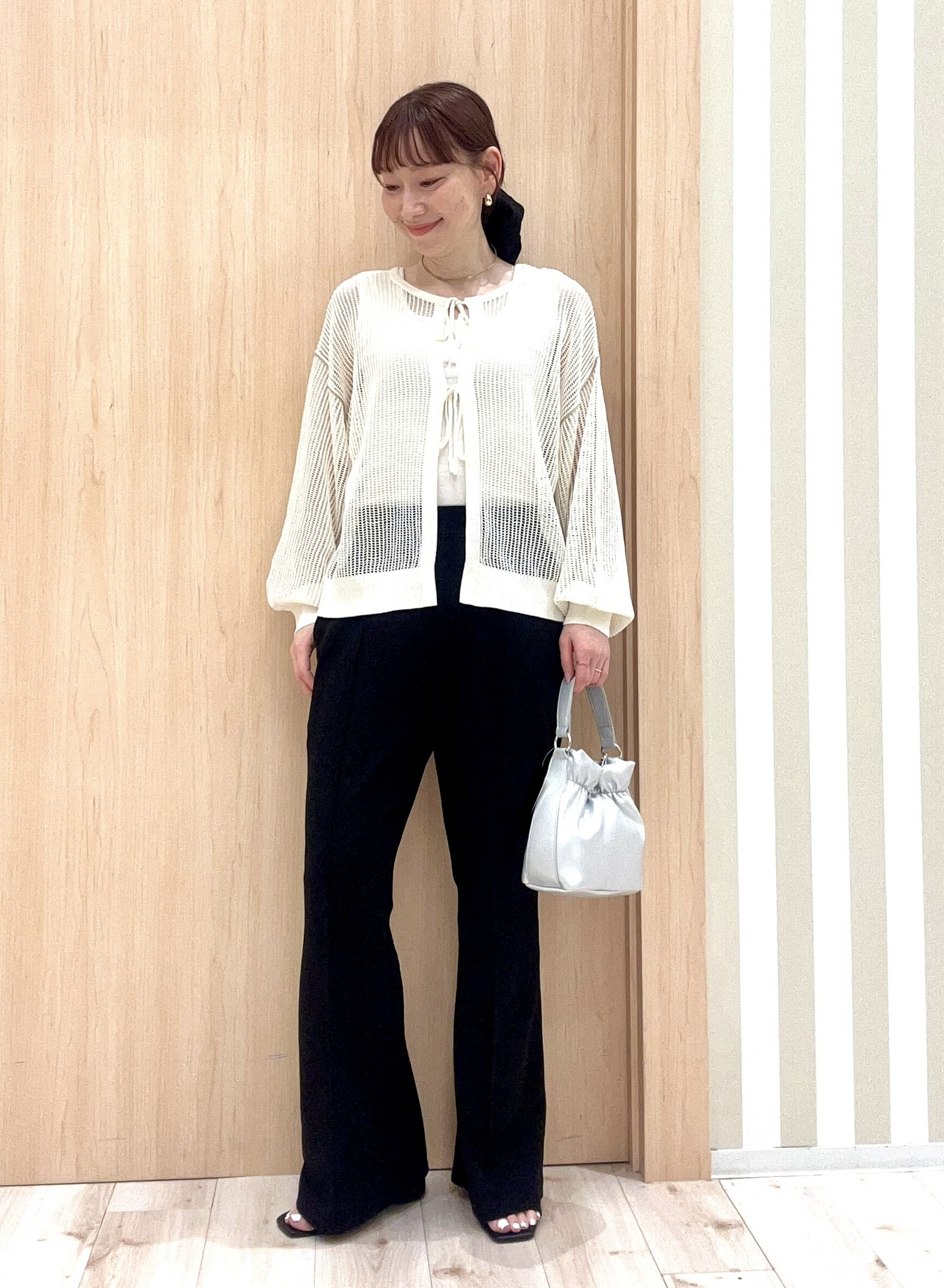 ririさんの「SHOO･LA･RUE｜【2点セット/洗濯機可/S-LL】時短でこなれ見え カーデにもなる2WAYメッシュニット+半袖ロゴT」を使ったコーディネート
