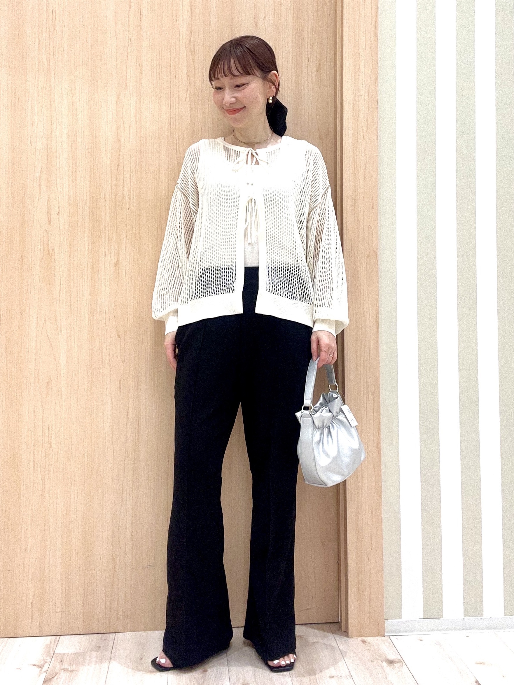 ririさんの「SHOO･LA･RUE｜【2点セット/洗濯機可/S-LL】時短でこなれ見え カーデにもなる2WAYメッシュニット+半袖ロゴT」を使ったコーディネート
