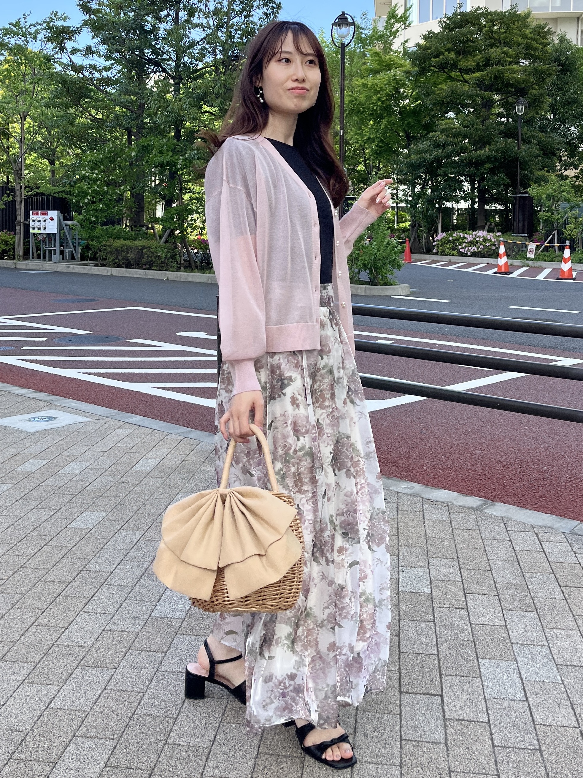 はばさんの「Couture brooch｜【洗える・パール調釦】愛されシアーカーディガン」を使ったコーディネート