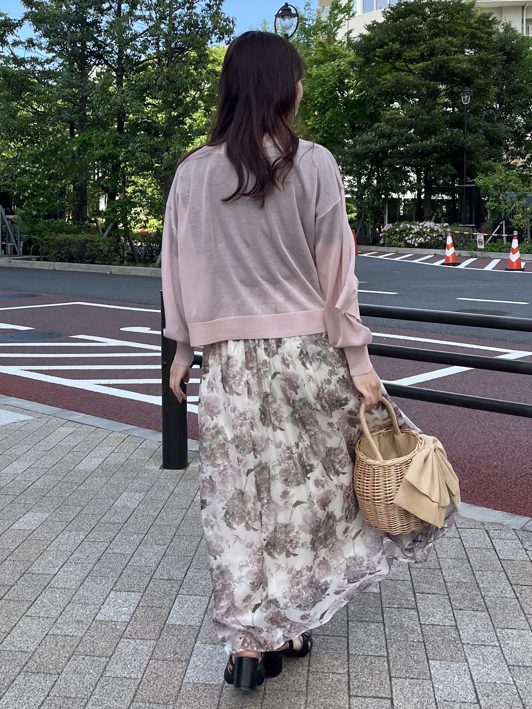 はばさんの「Couture brooch｜【洗える・パール調釦】愛されシアーカーディガン」を使ったコーディネート