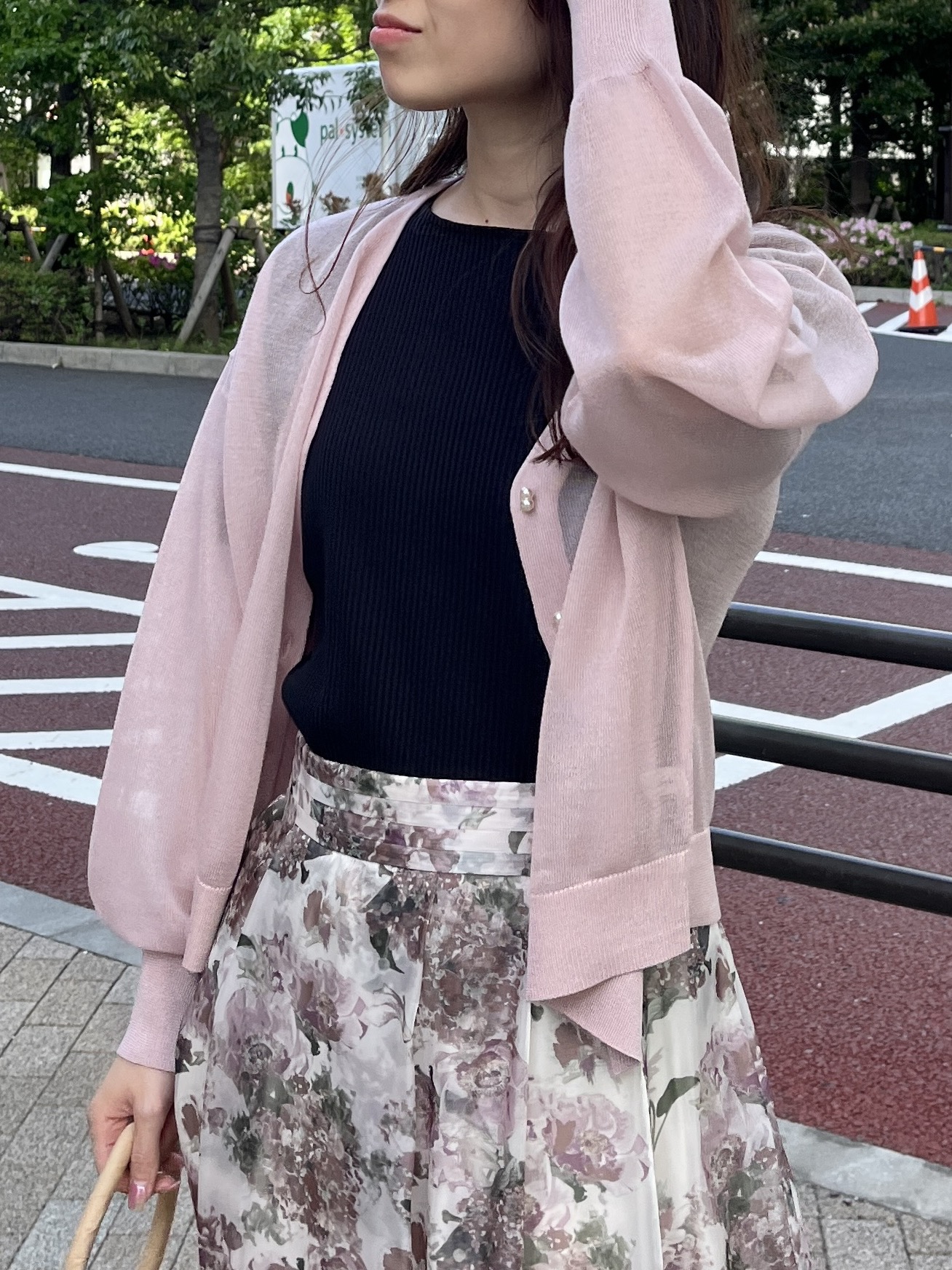 はばさんの「Couture brooch｜【洗える・パール調釦】愛されシアーカーディガン」を使ったコーディネート