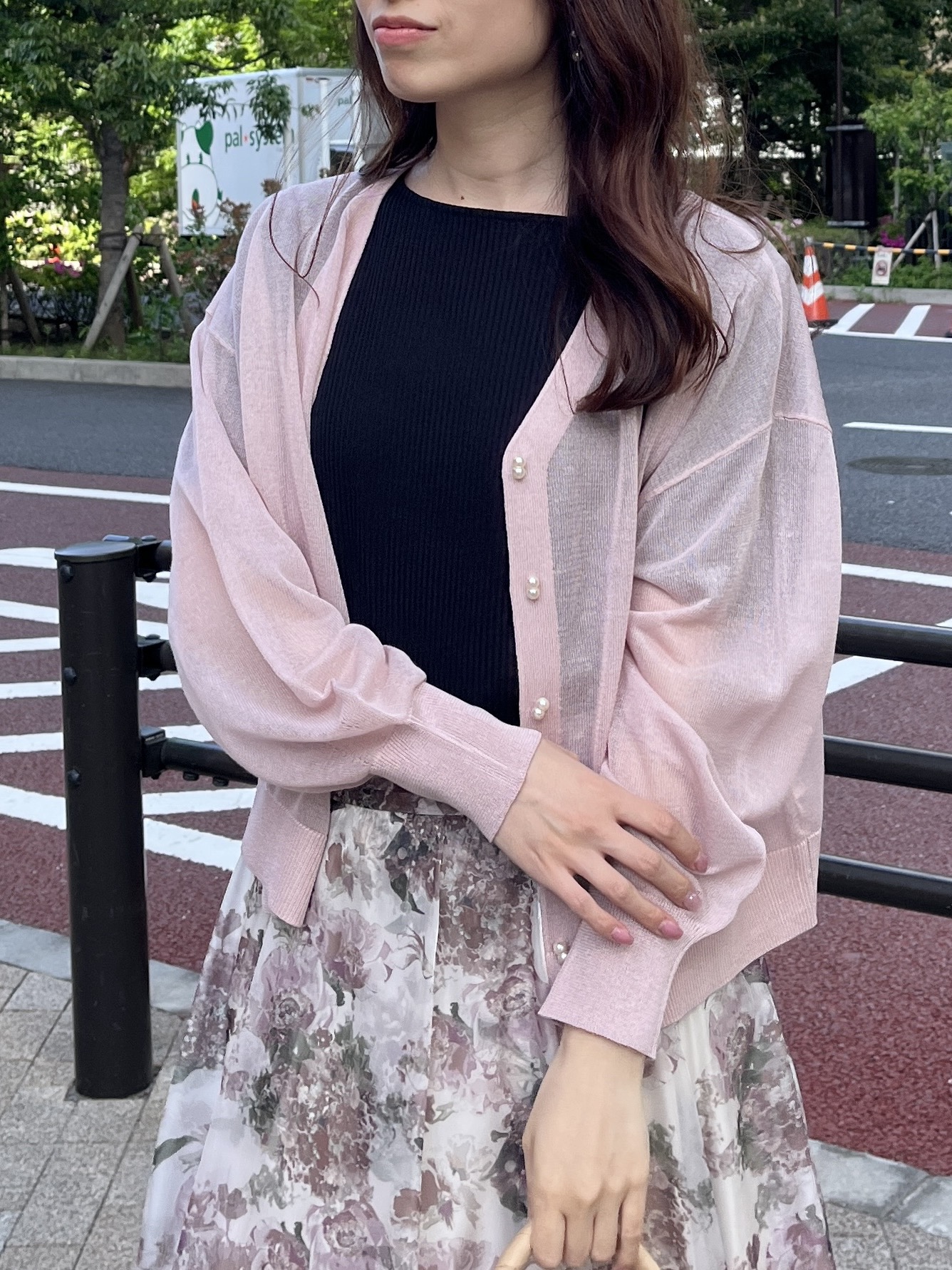 はばさんの「Couture brooch｜【洗える・パール調釦】愛されシアーカーディガン」を使ったコーディネート