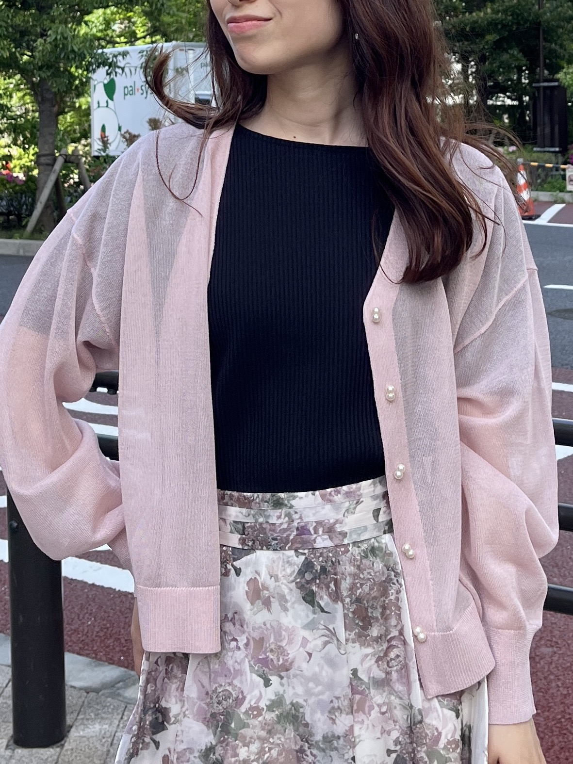 はばさんの「Couture brooch｜【洗える・パール調釦】愛されシアーカーディガン」を使ったコーディネート