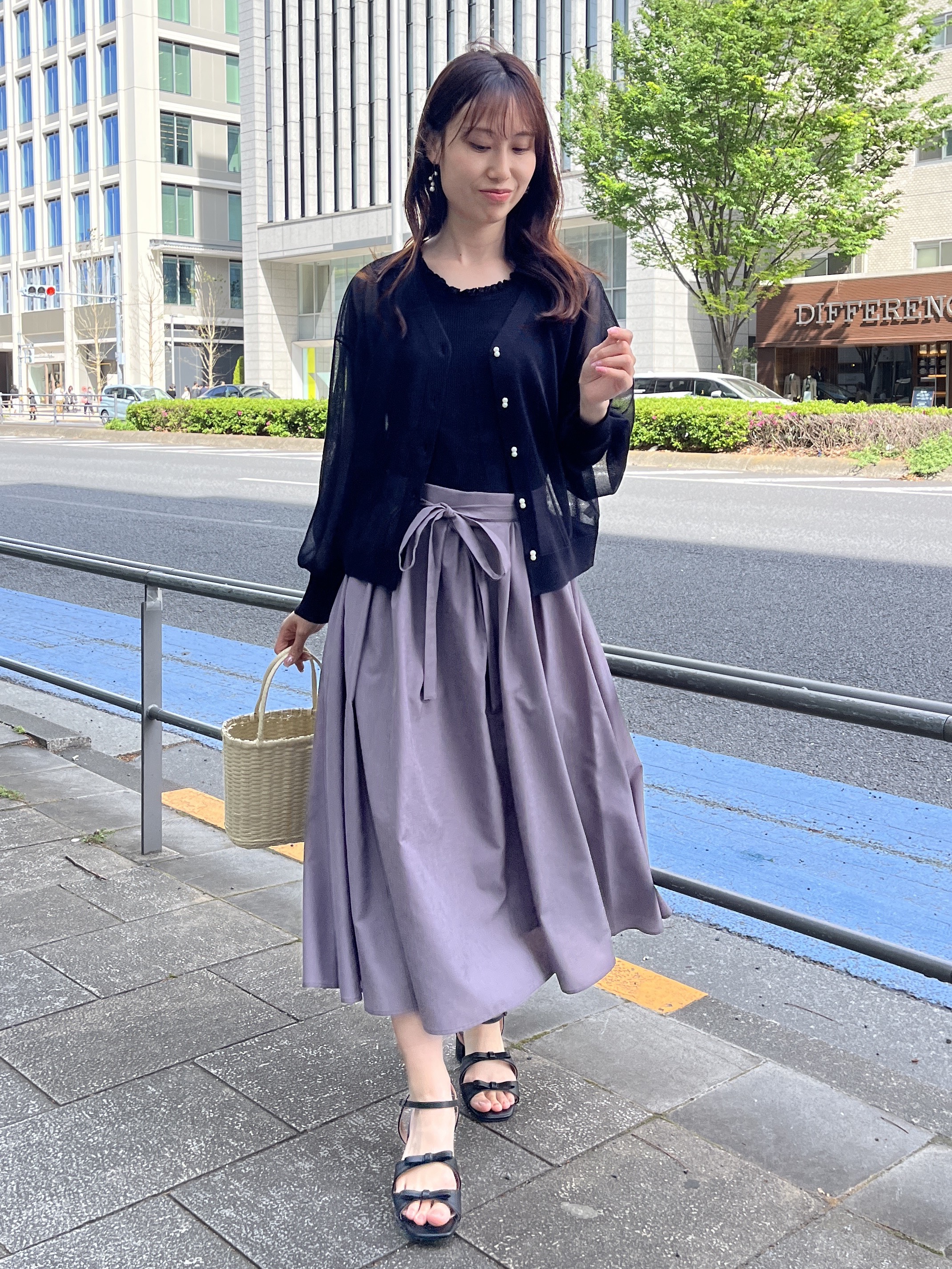 はばさんの「Couture brooch｜【洗える・パール調釦】愛されシアーカーディガン」を使ったコーディネート