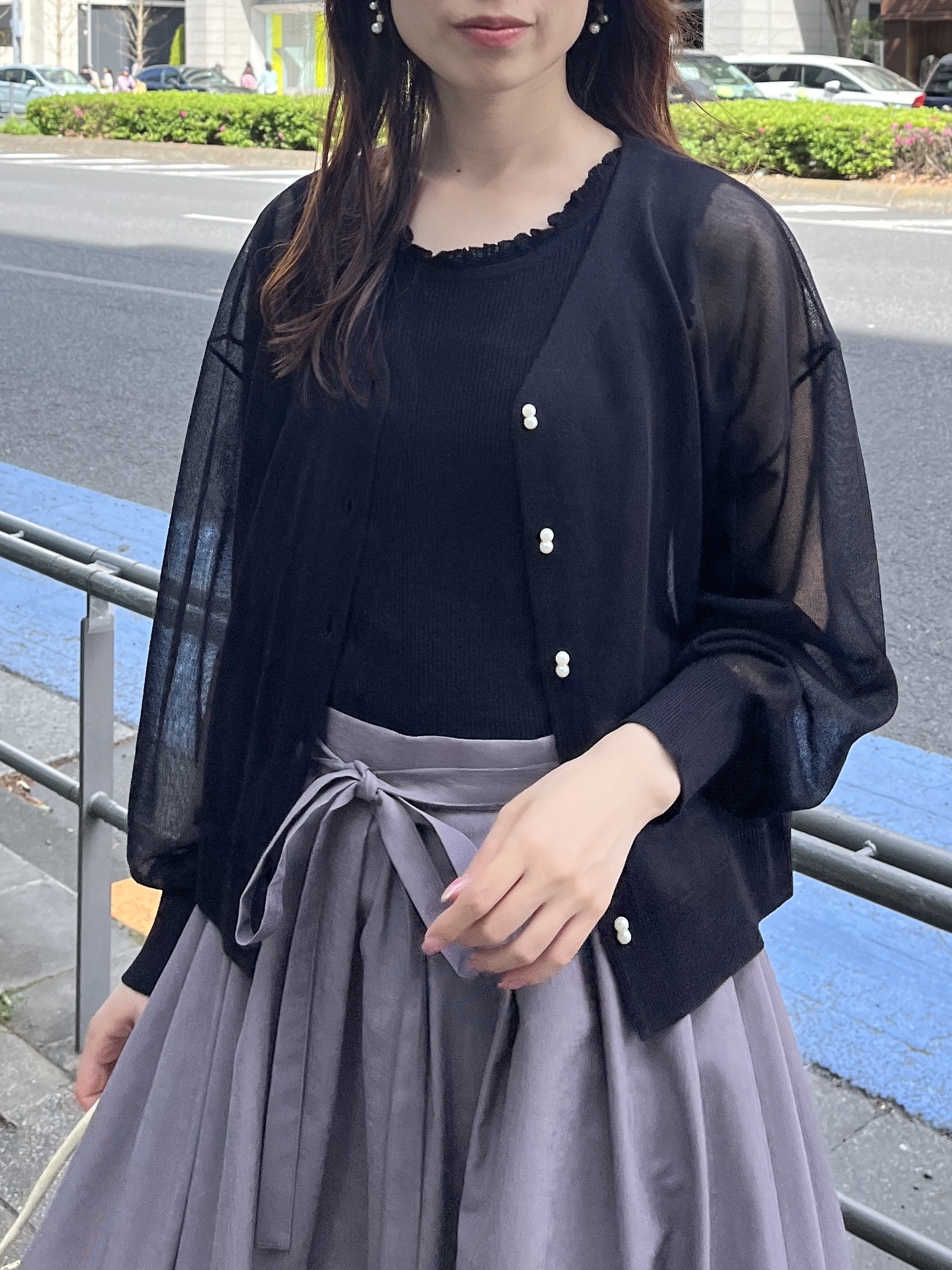 はばさんの「Couture brooch｜【洗える・パール調釦】愛されシアーカーディガン」を使ったコーディネート