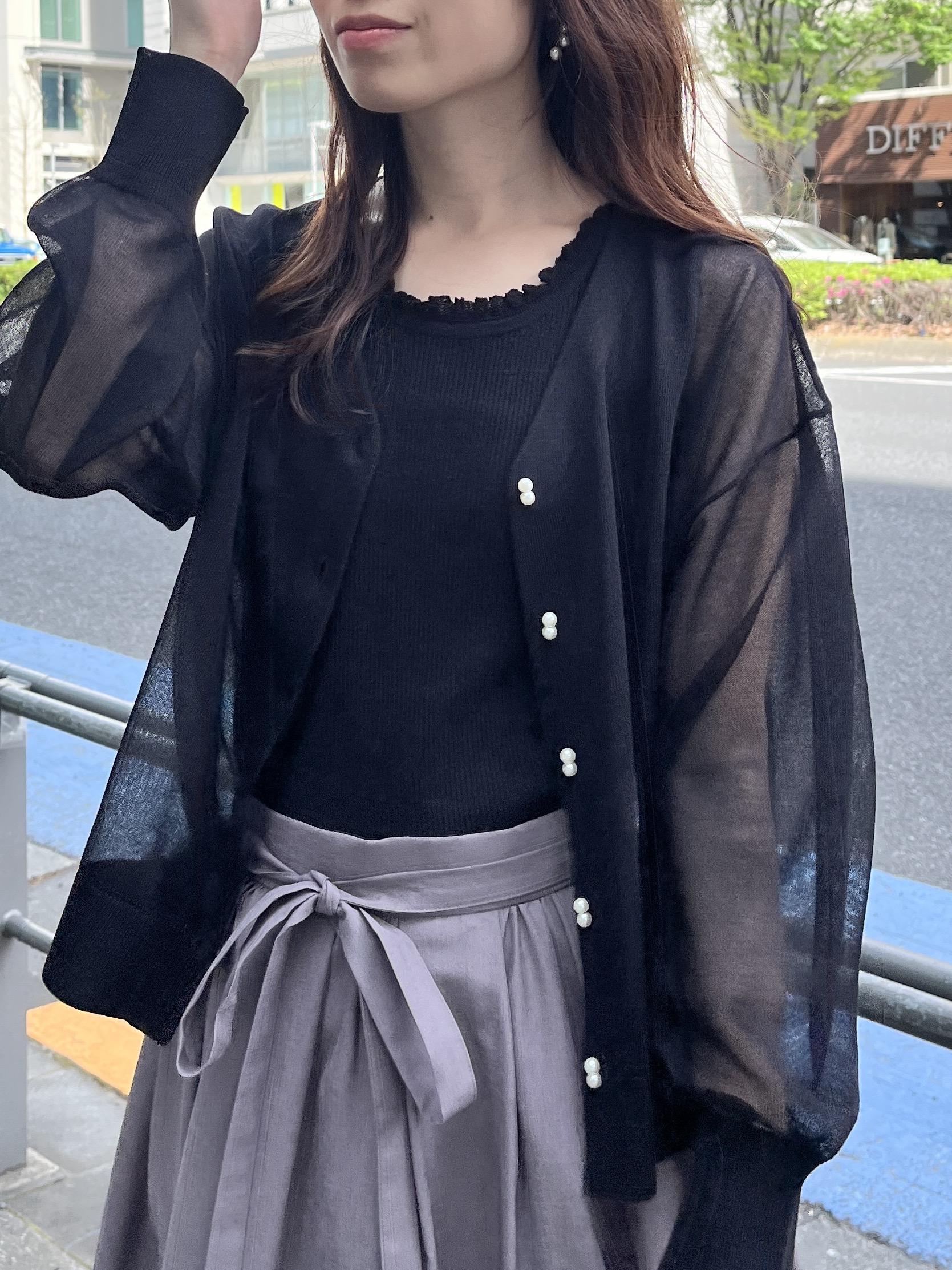 はばさんの「Couture brooch｜【洗える・パール調釦】愛されシアーカーディガン」を使ったコーディネート