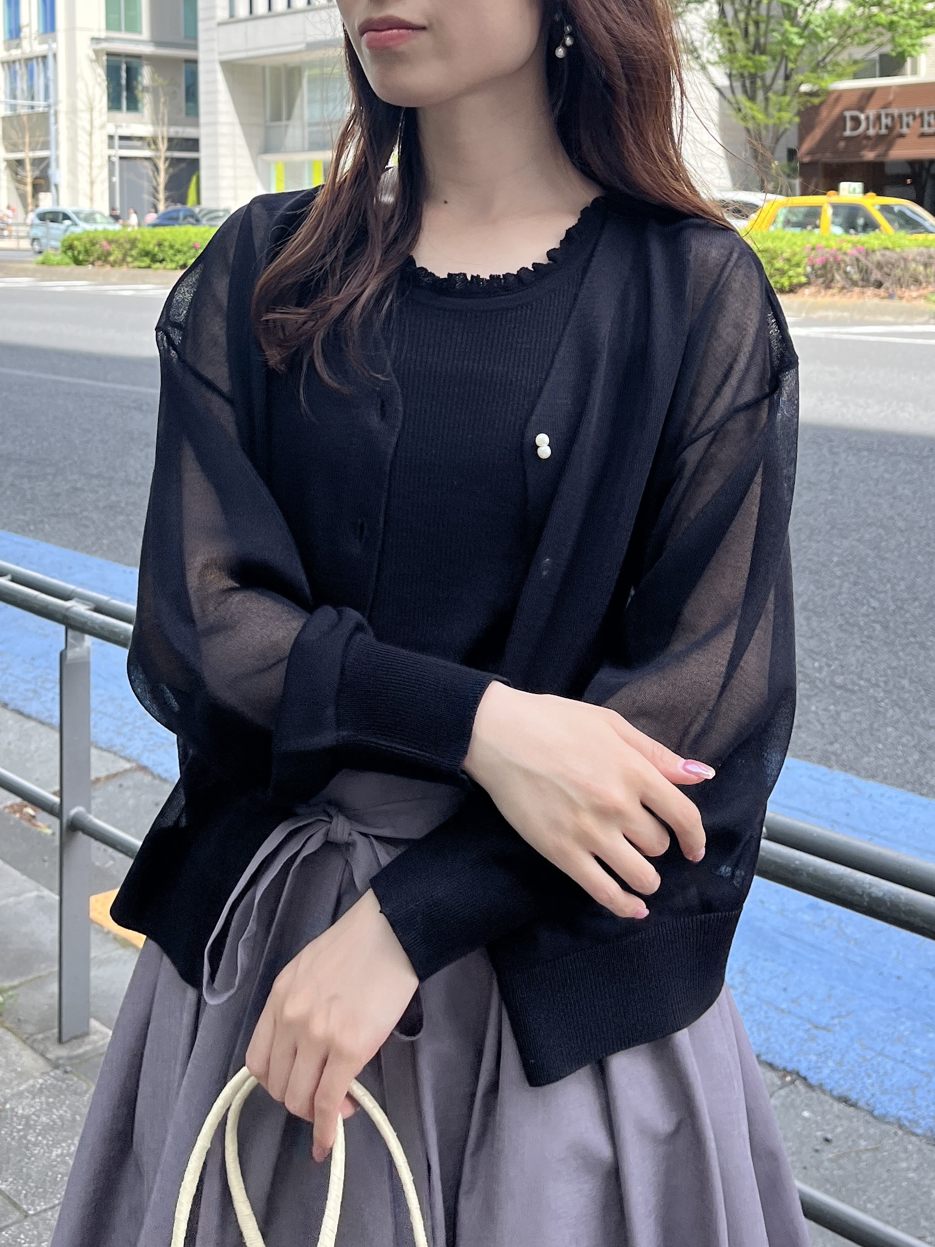 はばさんの「Couture brooch｜【洗える・パール調釦】愛されシアーカーディガン」を使ったコーディネート