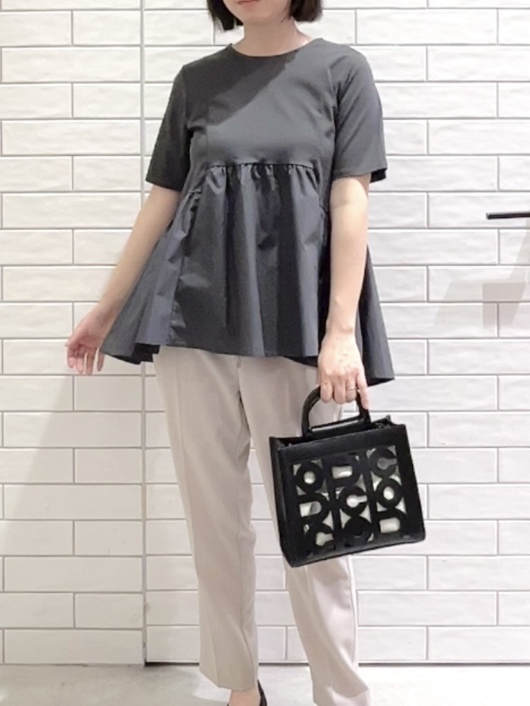 しおりさんの「OPAQUE.CLIP｜ペプラムドッキングカットソー【洗濯機OK】」を使ったコーディネート