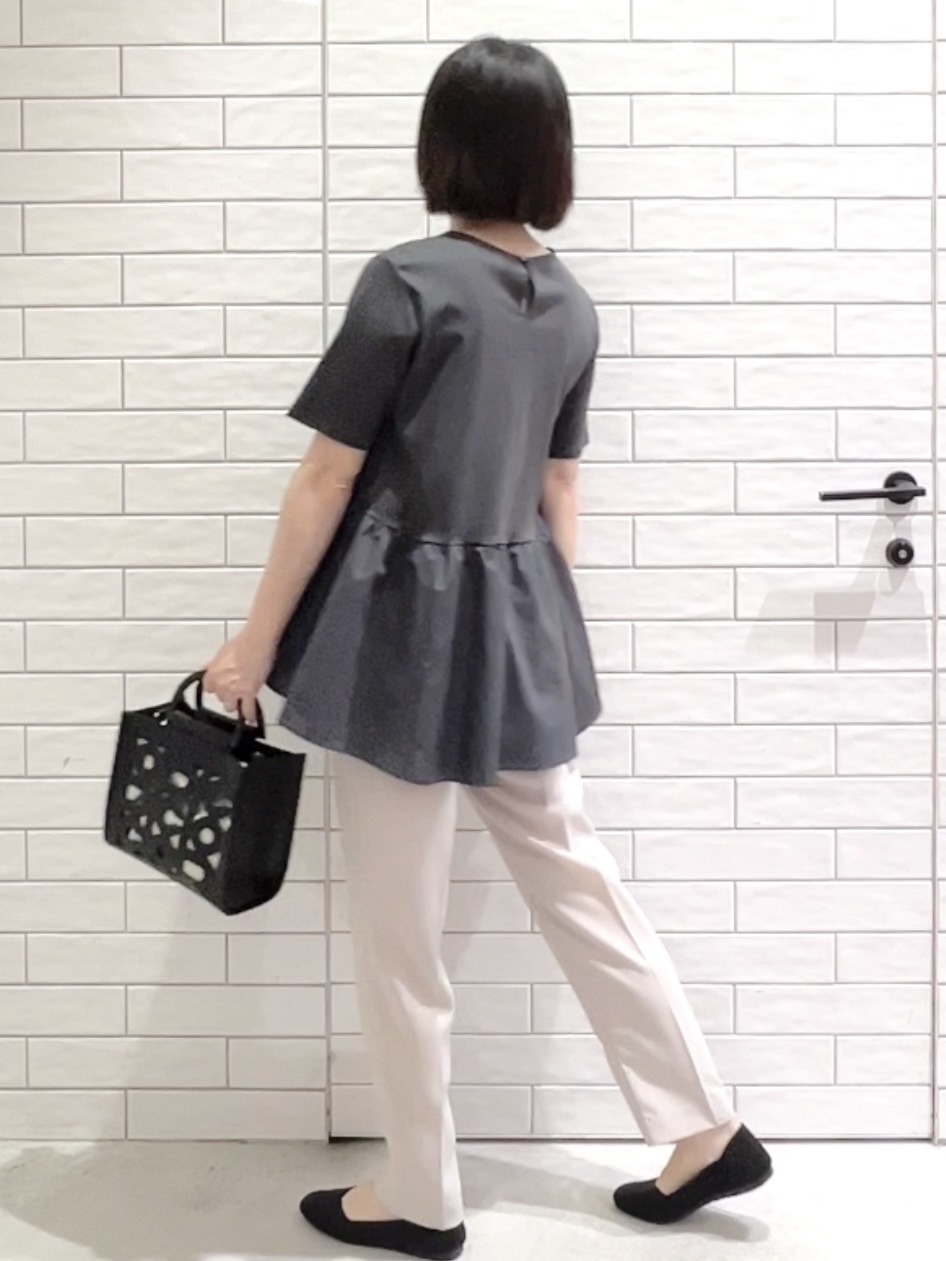 しおりさんの「OPAQUE.CLIP｜ペプラムドッキングカットソー【洗濯機OK】」を使ったコーディネート
