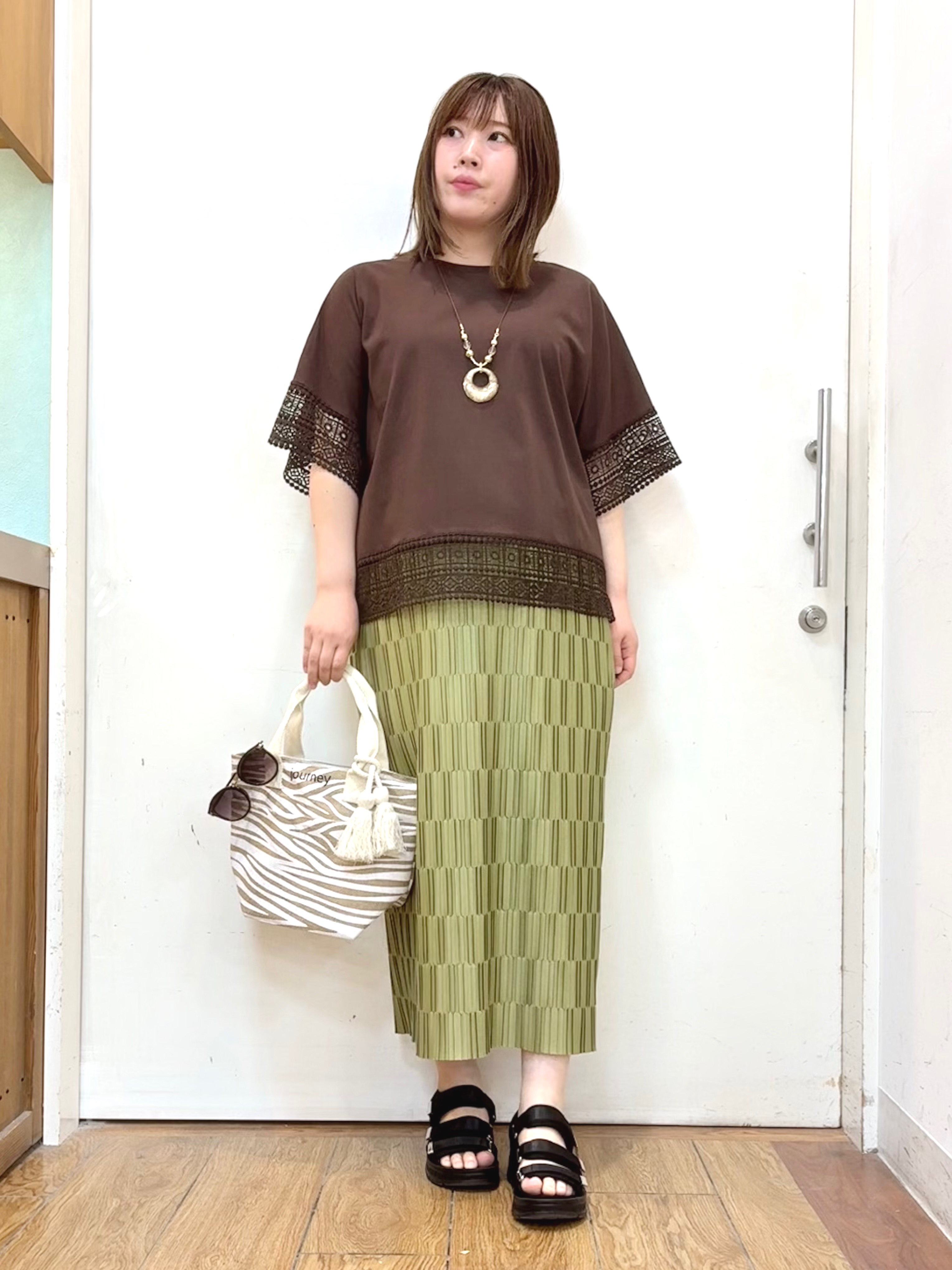 だいわさんの「SHOO･LA･RUE｜【洗濯機可/体型カバー/S-LL】レース使いがポイント デザインTシャツ」を使ったコーディネート
