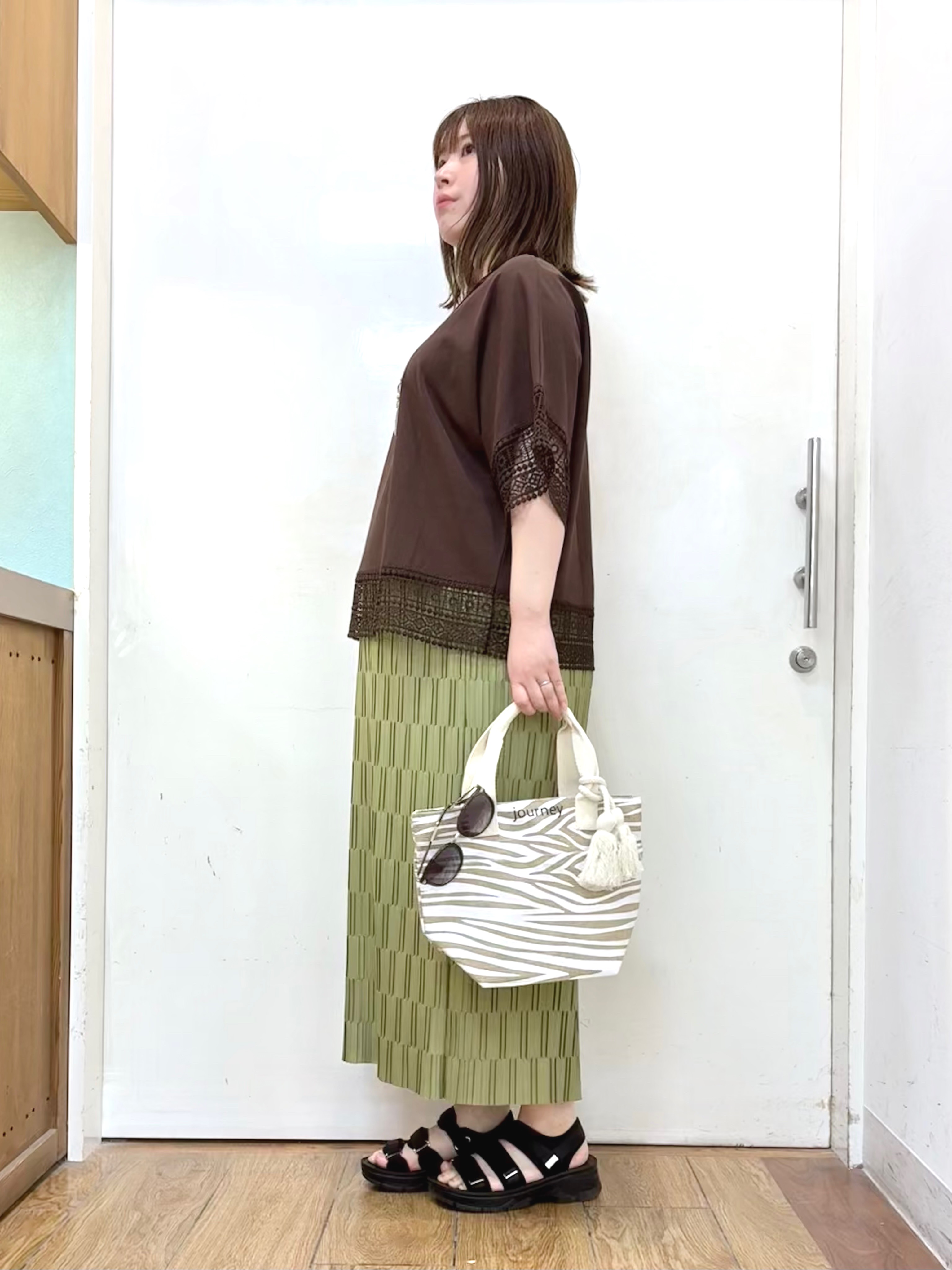だいわさんの「SHOO･LA･RUE｜【洗濯機可/体型カバー/S-LL】レース使いがポイント デザインTシャツ」を使ったコーディネート