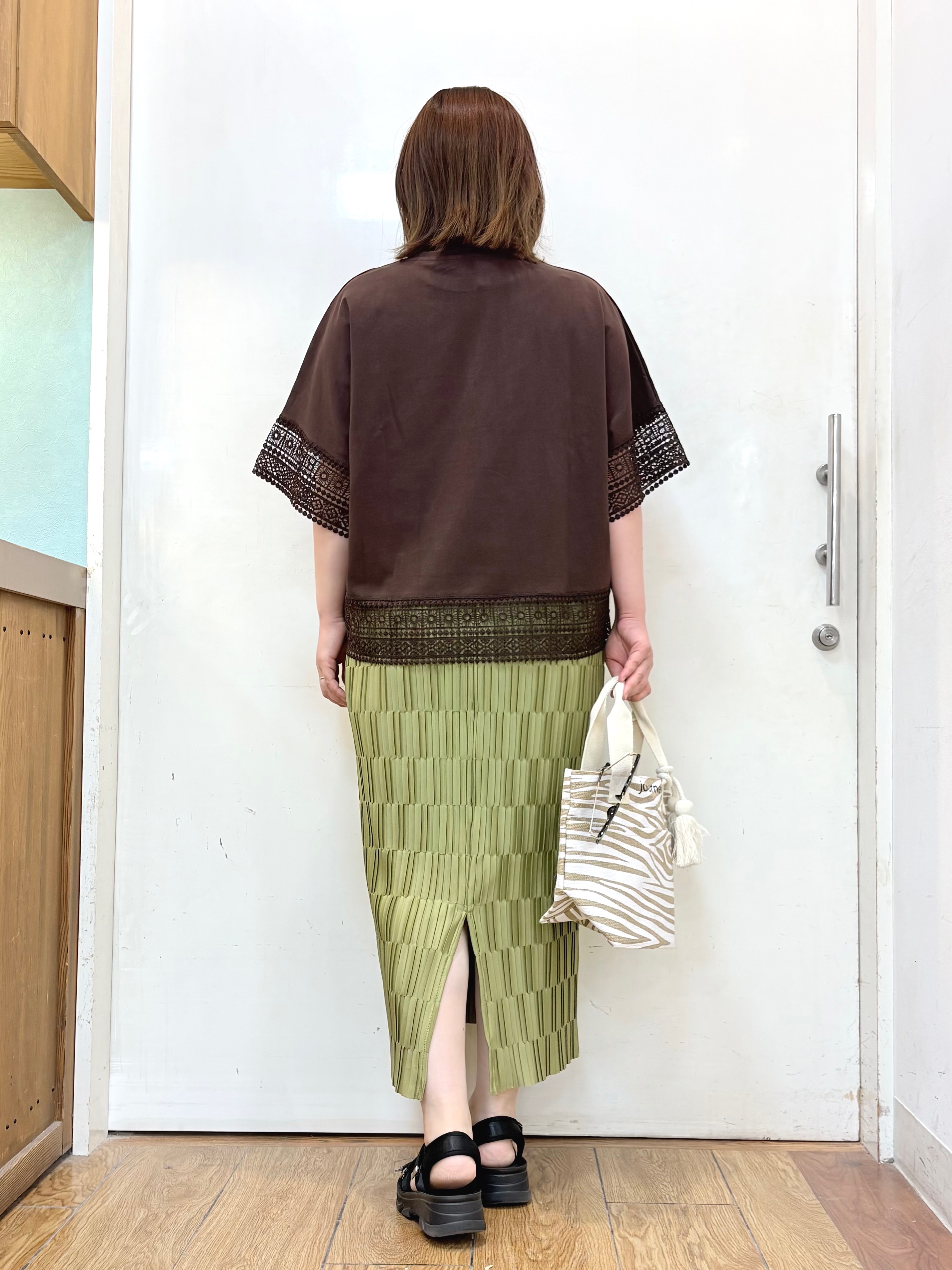 だいわさんの「SHOO･LA･RUE｜【洗濯機可/体型カバー/S-LL】レース使いがポイント デザインTシャツ」を使ったコーディネート
