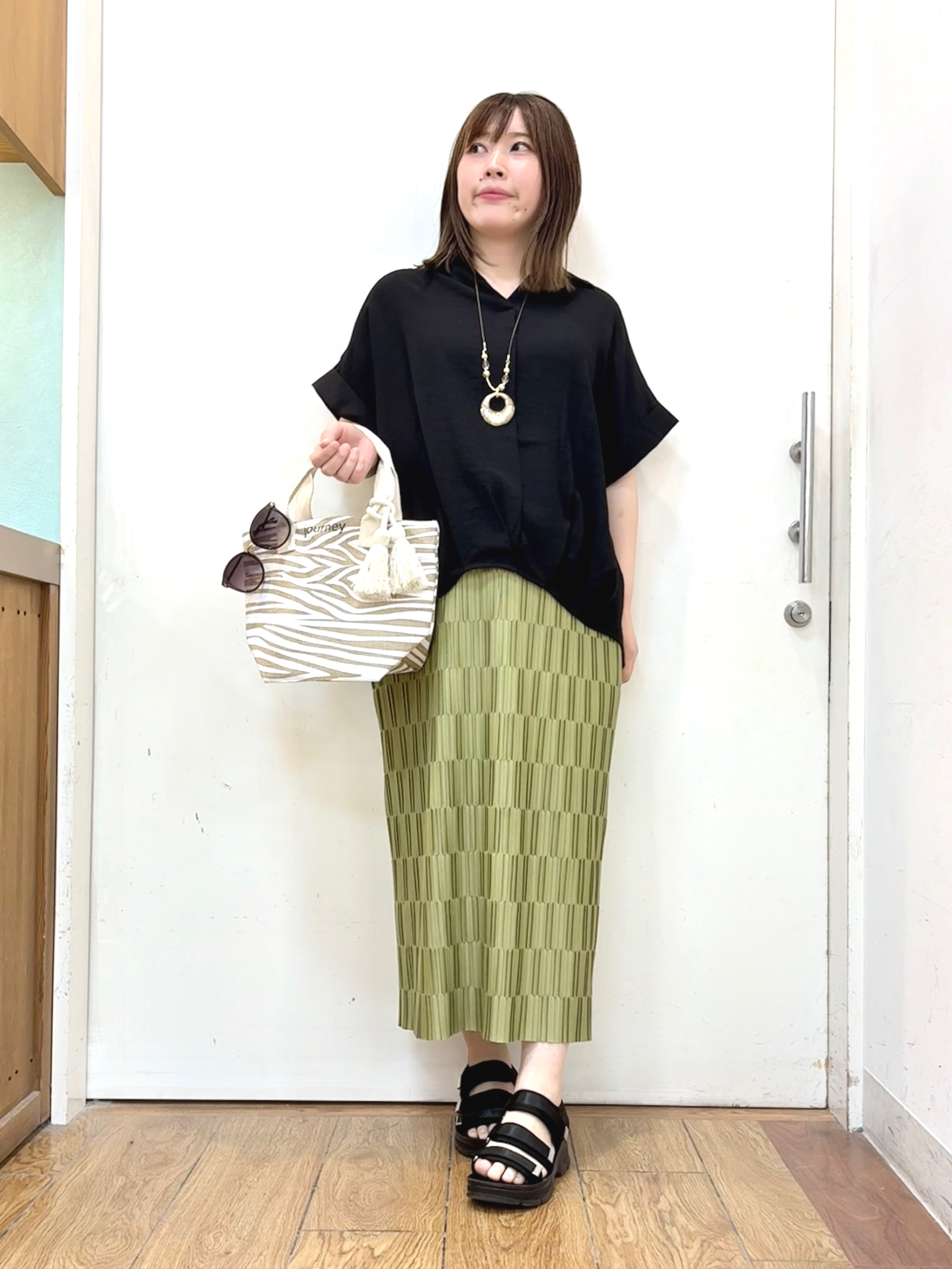 だいわさんの「SHOO･LA･RUE｜【S-LL/洗濯機可】インせず着られる 裾タック スキッパーシャツ」を使ったコーディネート