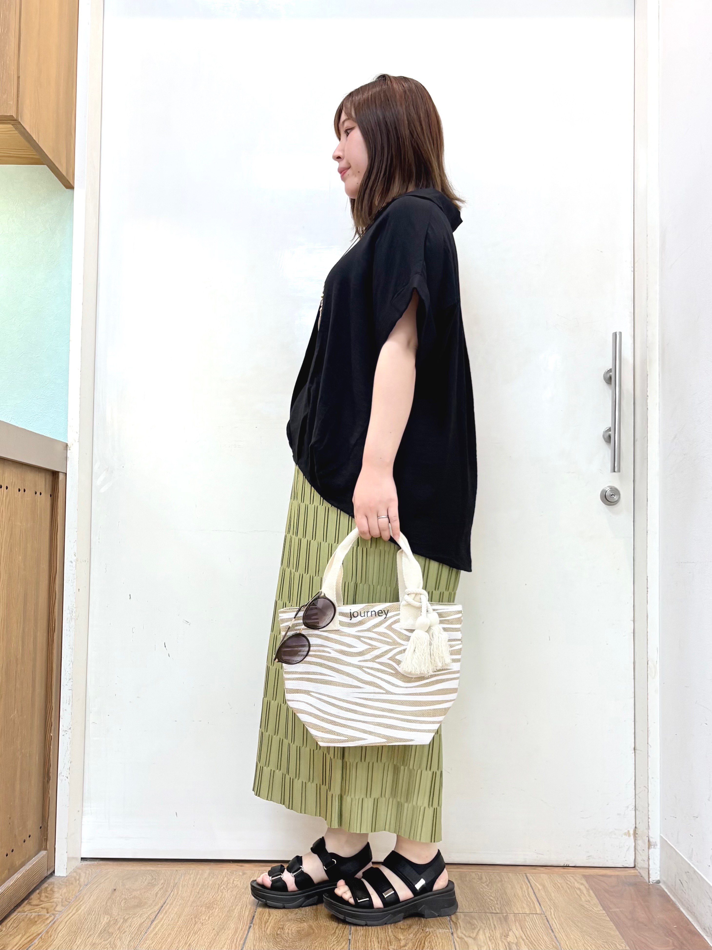 だいわさんの「SHOO･LA･RUE｜【S-LL/洗濯機可】インせず着られる 裾タック スキッパーシャツ」を使ったコーディネート