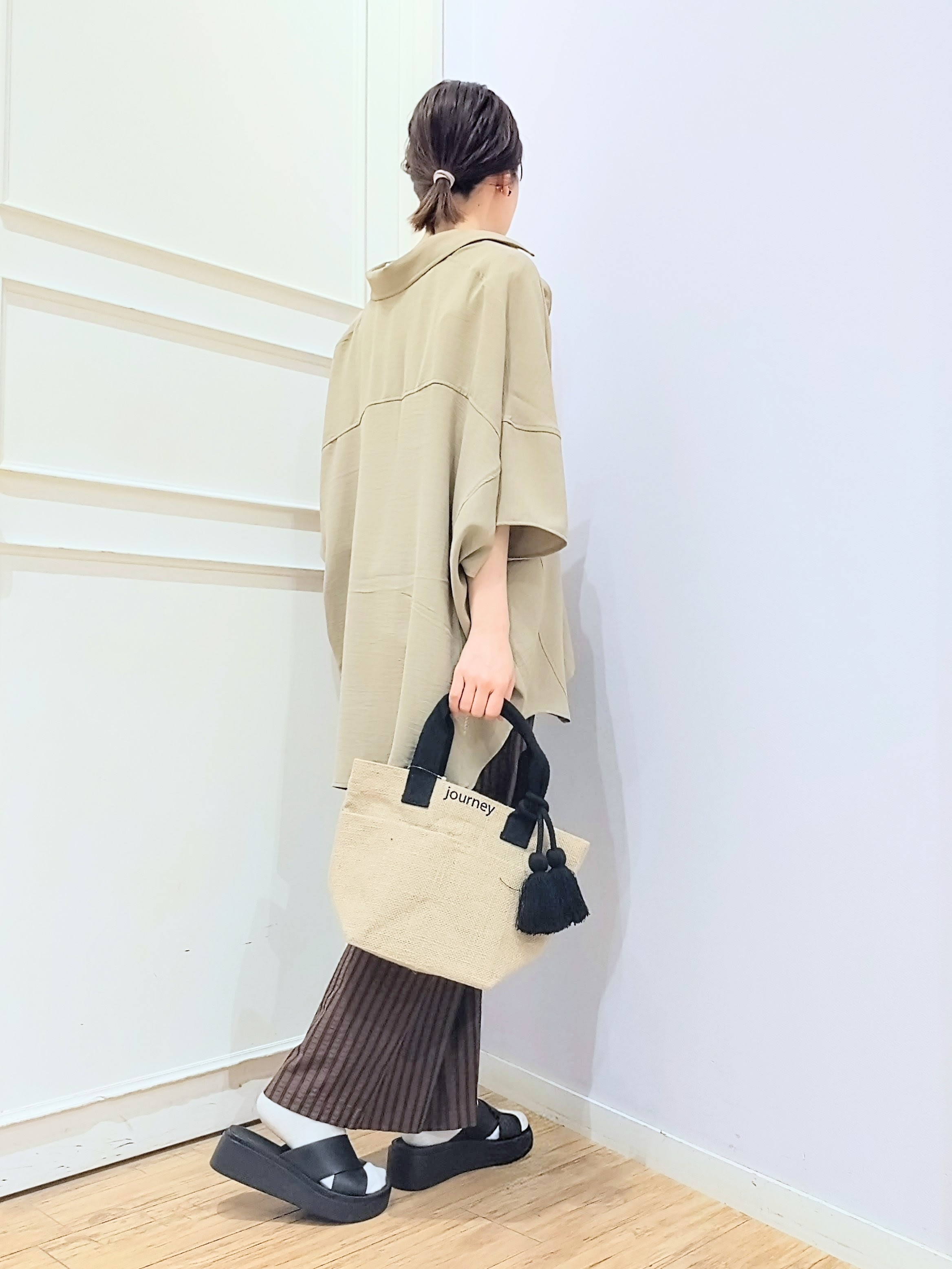miomioさんの「SHOO･LA･RUE｜【高レビュー/洗濯後しわになりにくい/体型カバー】きちんとゆるっと 大人の抜け感 ポンチョ風カラーシ」を使ったコーディネート