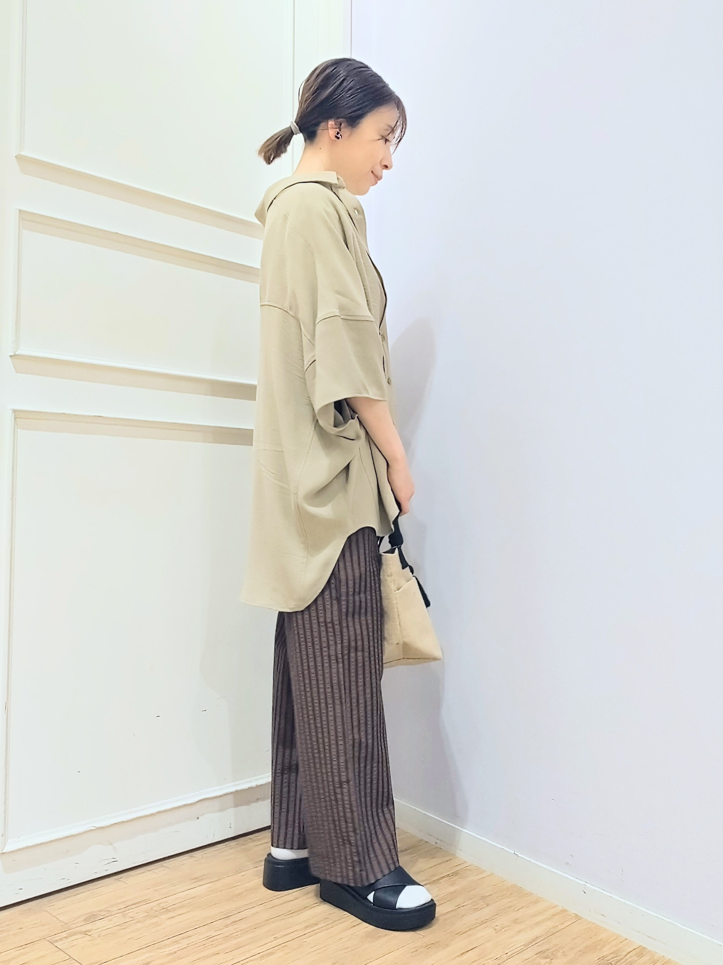 miomioさんの「SHOO･LA･RUE｜【高レビュー/洗濯後しわになりにくい/体型カバー】きちんとゆるっと 大人の抜け感 ポンチョ風カラーシ」を使ったコーディネート