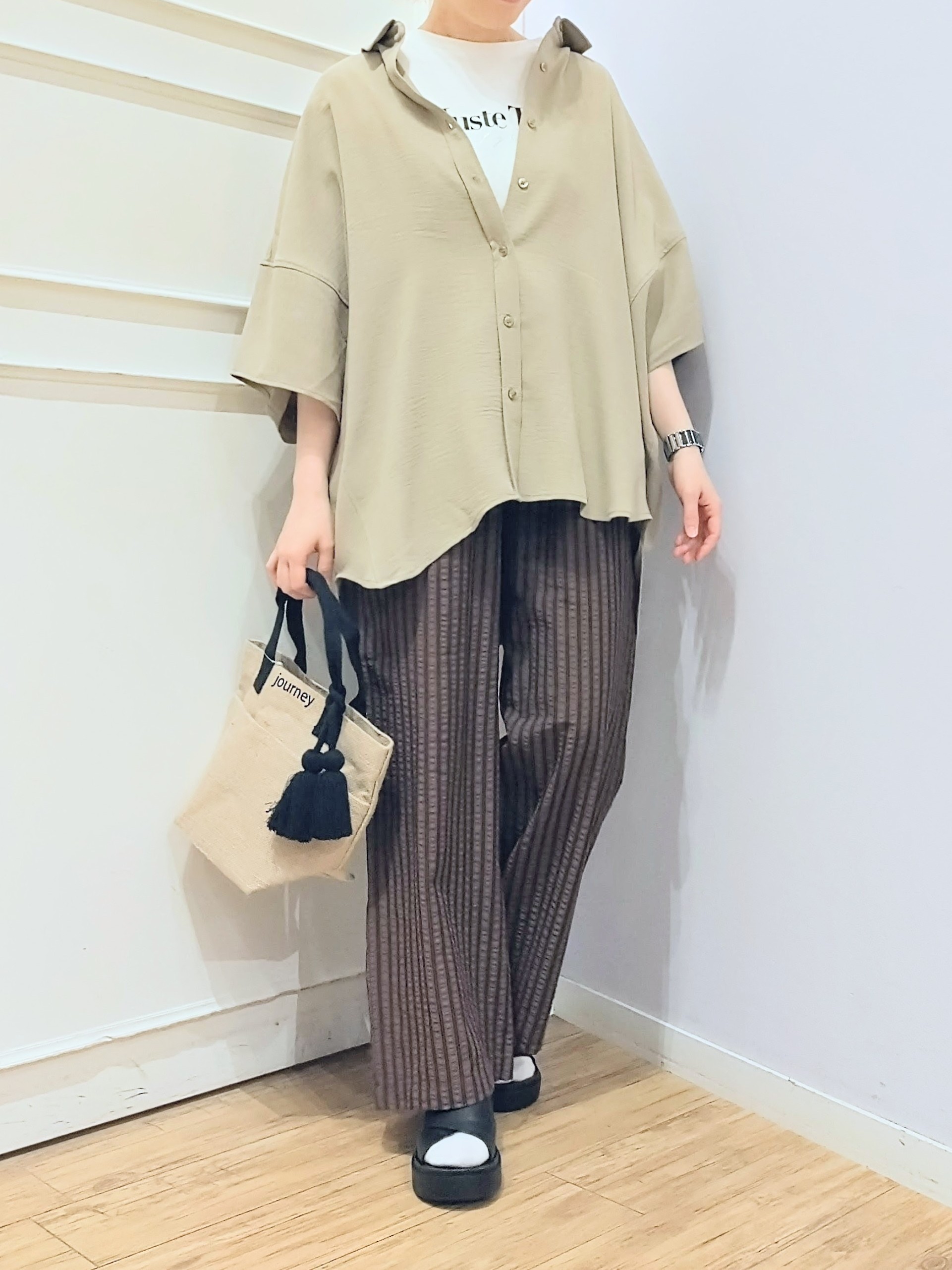 miomioさんの「SHOO･LA･RUE｜【高レビュー/洗濯後しわになりにくい/体型カバー】きちんとゆるっと 大人の抜け感 ポンチョ風カラーシ」を使ったコーディネート
