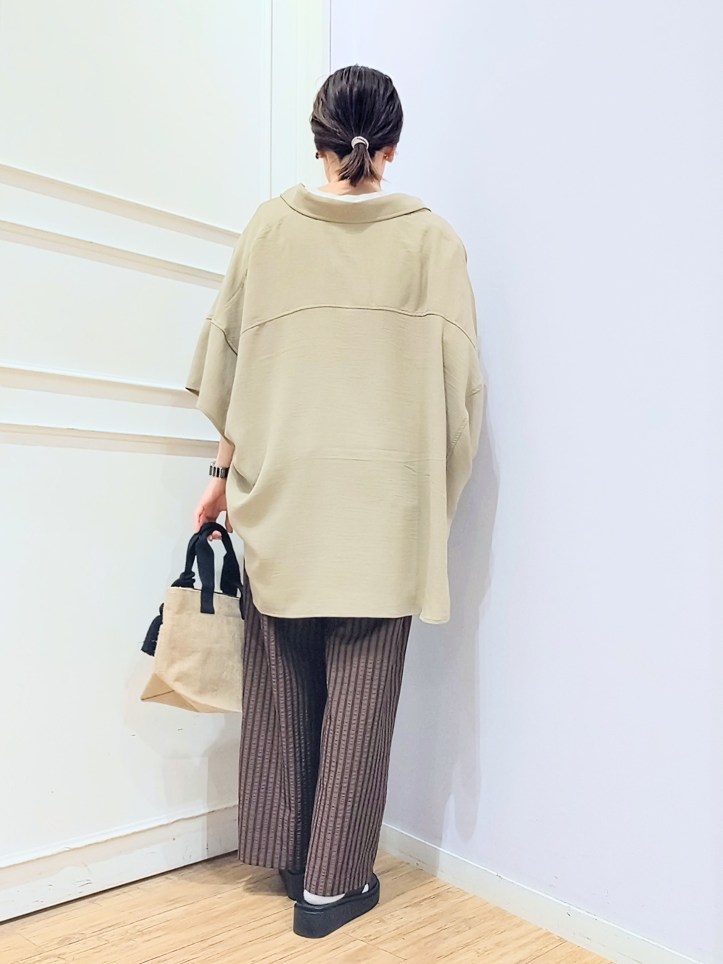 miomioさんの「SHOO･LA･RUE｜【高レビュー/洗濯後しわになりにくい/体型カバー】きちんとゆるっと 大人の抜け感 ポンチョ風カラーシ」を使ったコーディネート