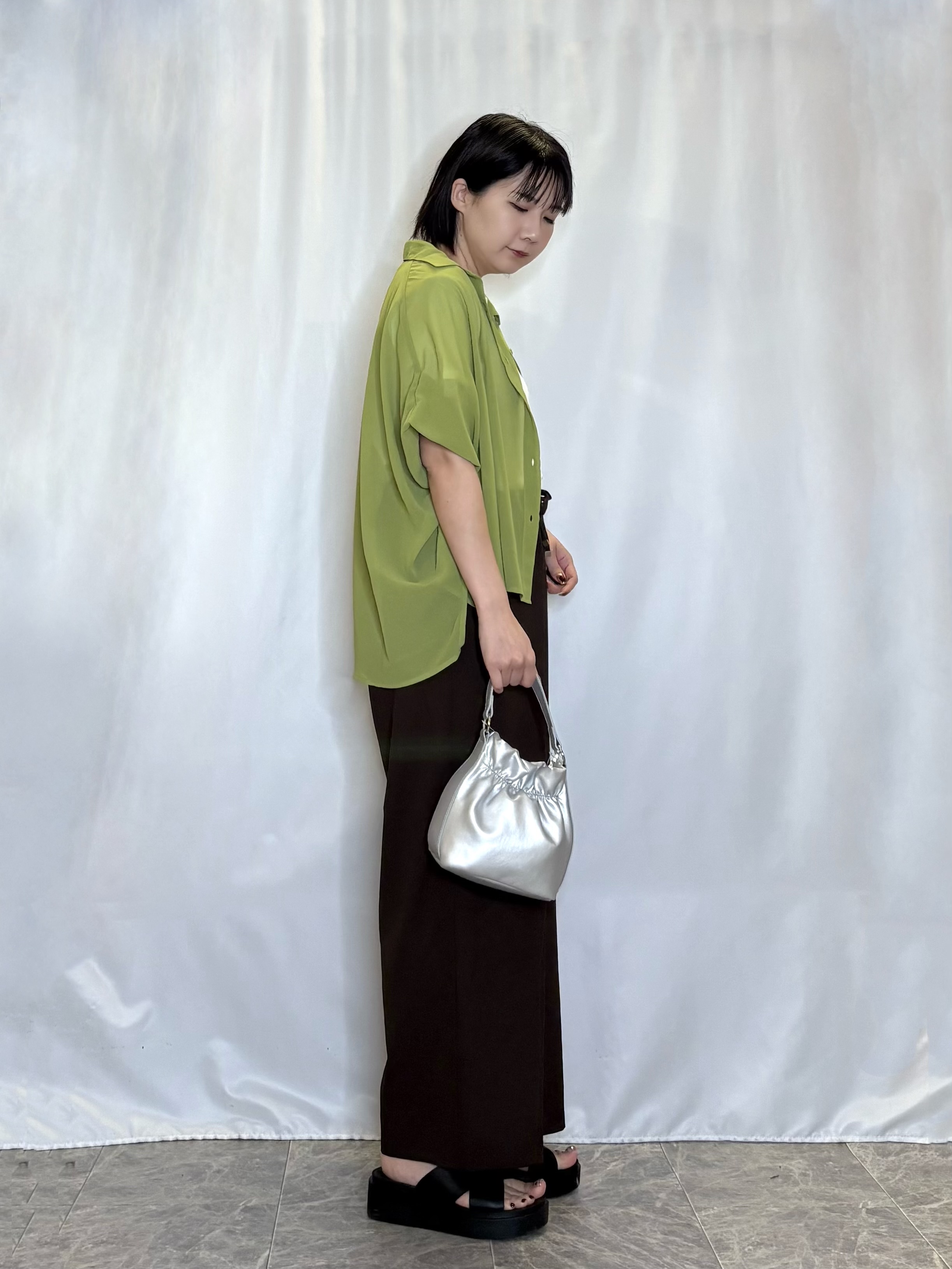 ネリさんの「SHOO･LA･RUE｜【洗濯機可/体型カバー】羽織るだけで雰囲気変わる 柄アソート ポンチョ風シアーシャツ」を使ったコーディネート