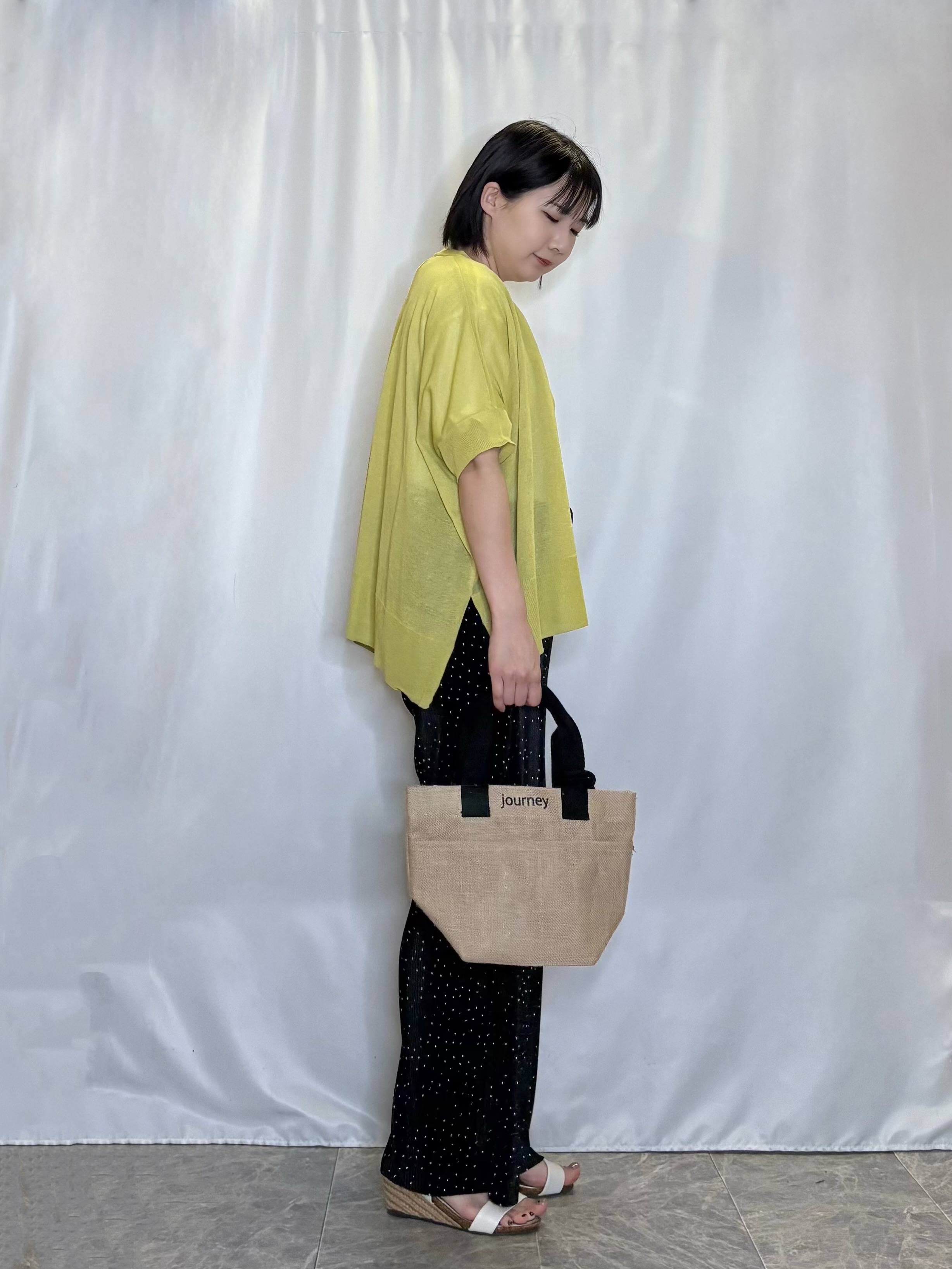 ネリさんの「SHOO･LA･RUE｜【洗濯機可/体型カバー】上品ラメがきらめく シアーポンチョ風カーディガン」を使ったコーディネート
