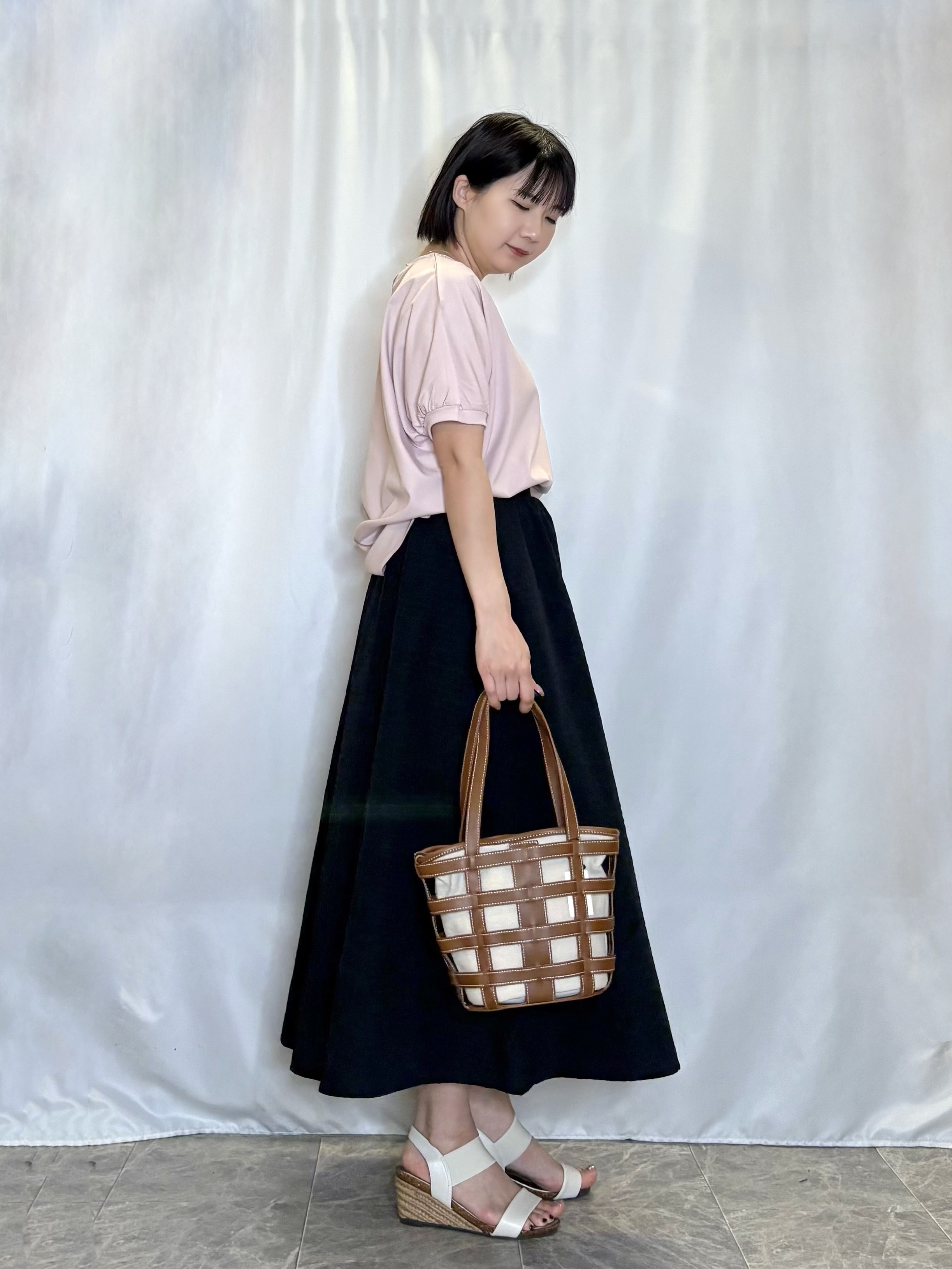 ネリさんの「SHOO･LA･RUE｜【洗濯後しわになりにくい】インせず着られる さらっとタッチのドルマンブラウス」を使ったコーディネート