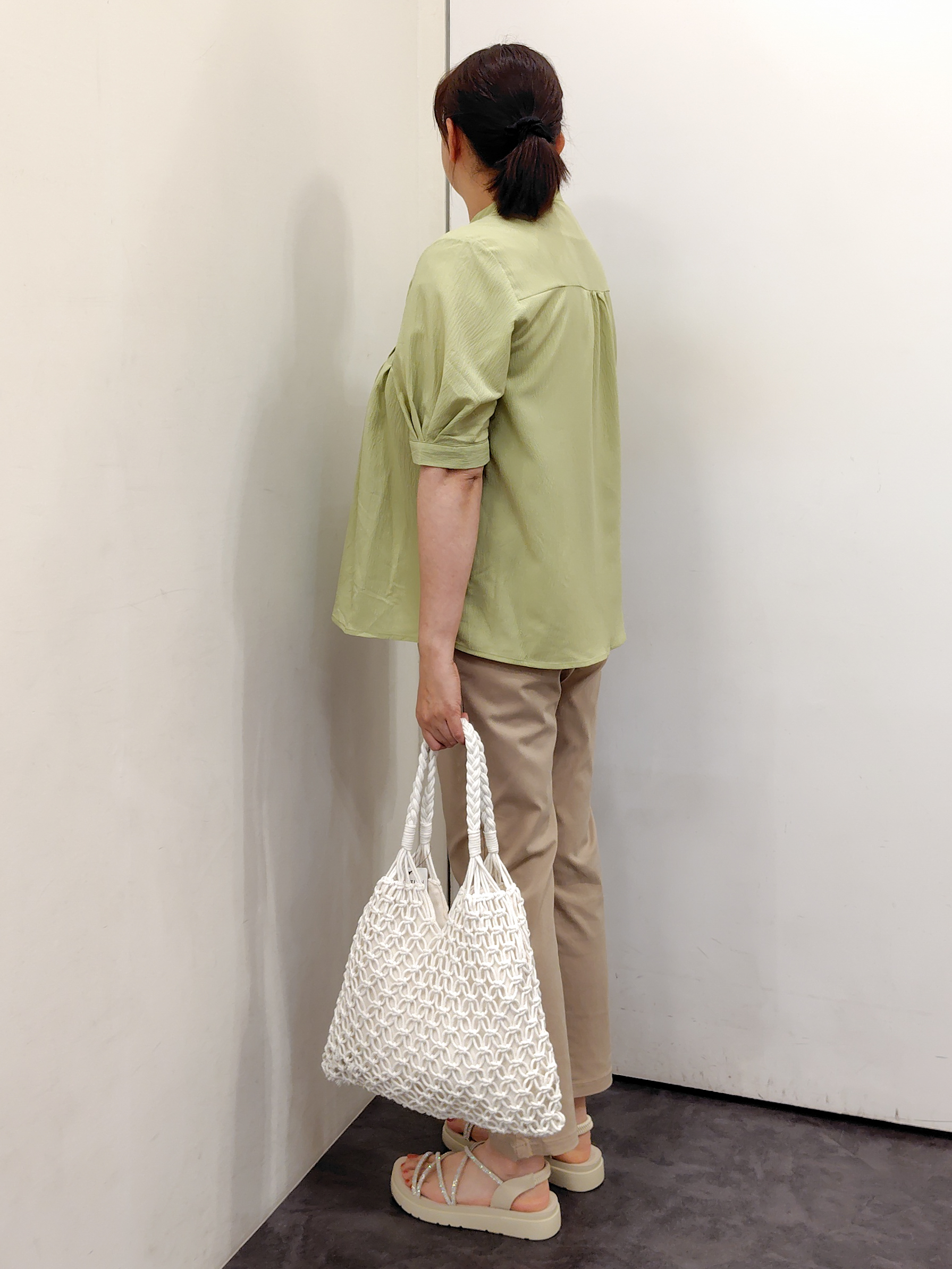こんちゃんさんの「grove｜【貴島明日香さん着用/体型カバー】ON・OFF使えるスモッキングタックブラウス」を使ったコーディネート