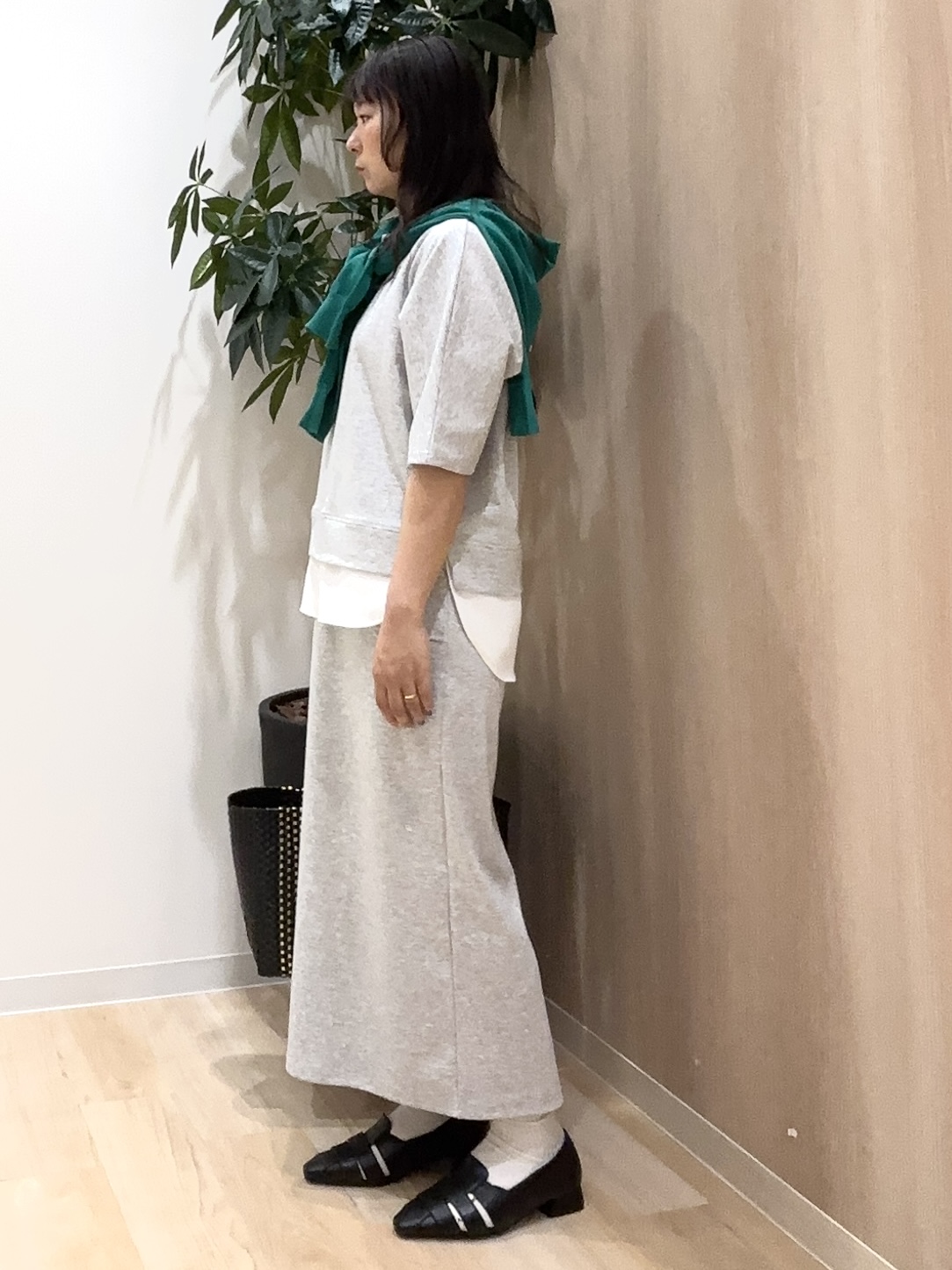 miraiさんの「grove｜【UVカット/洗濯機で洗える】メタルボタンクルーネックカーディガン」を使ったコーディネート