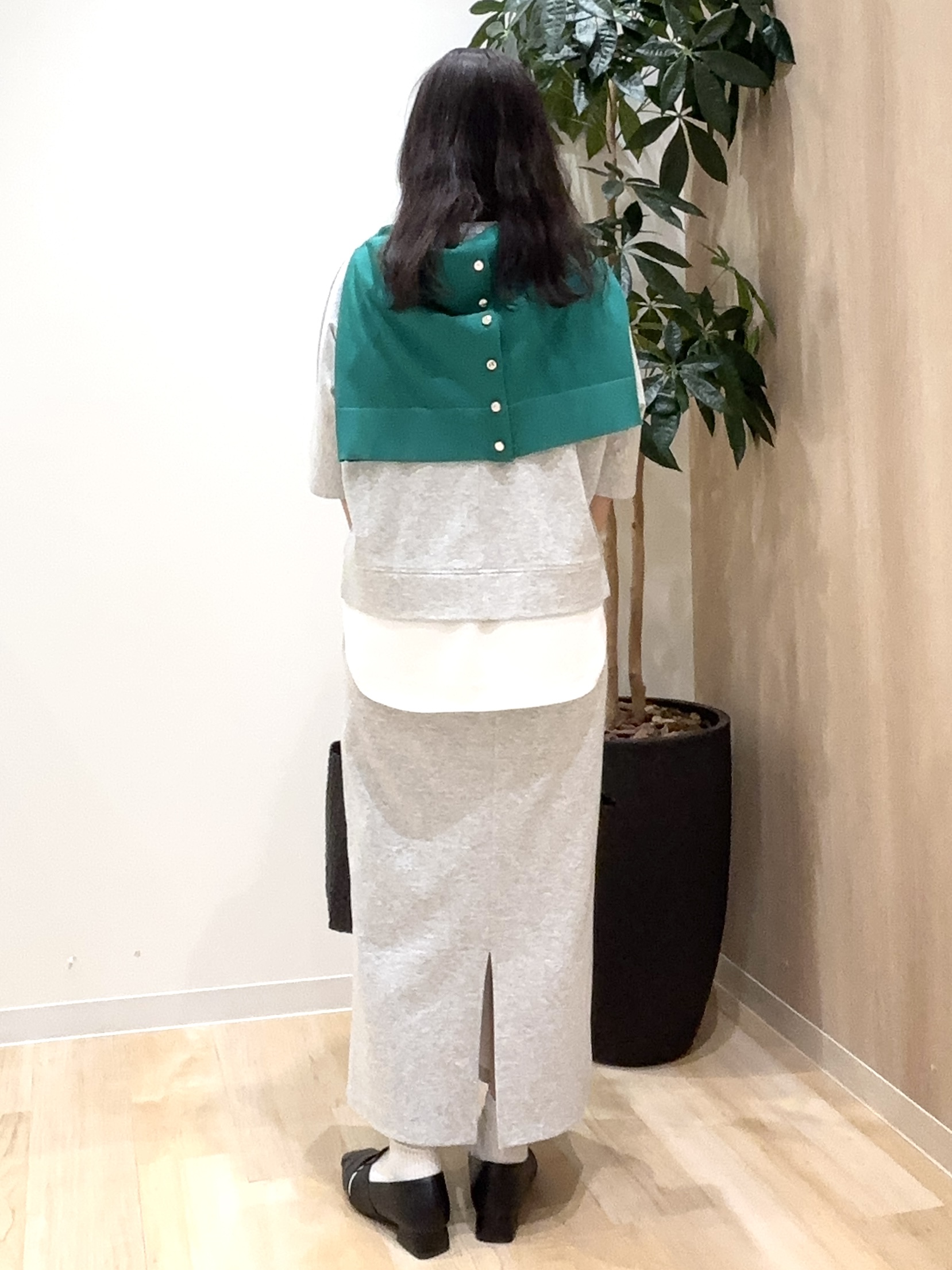 miraiさんの「grove｜【UVカット/洗濯機で洗える】メタルボタンクルーネックカーディガン」を使ったコーディネート
