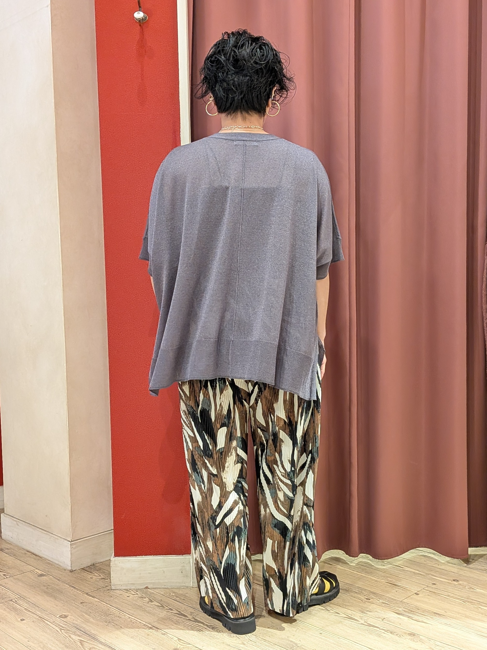 cameさんの「SHOO･LA･RUE｜【洗濯機可/体型カバー】上品ラメがきらめく シアーポンチョ風カーディガン」を使ったコーディネート