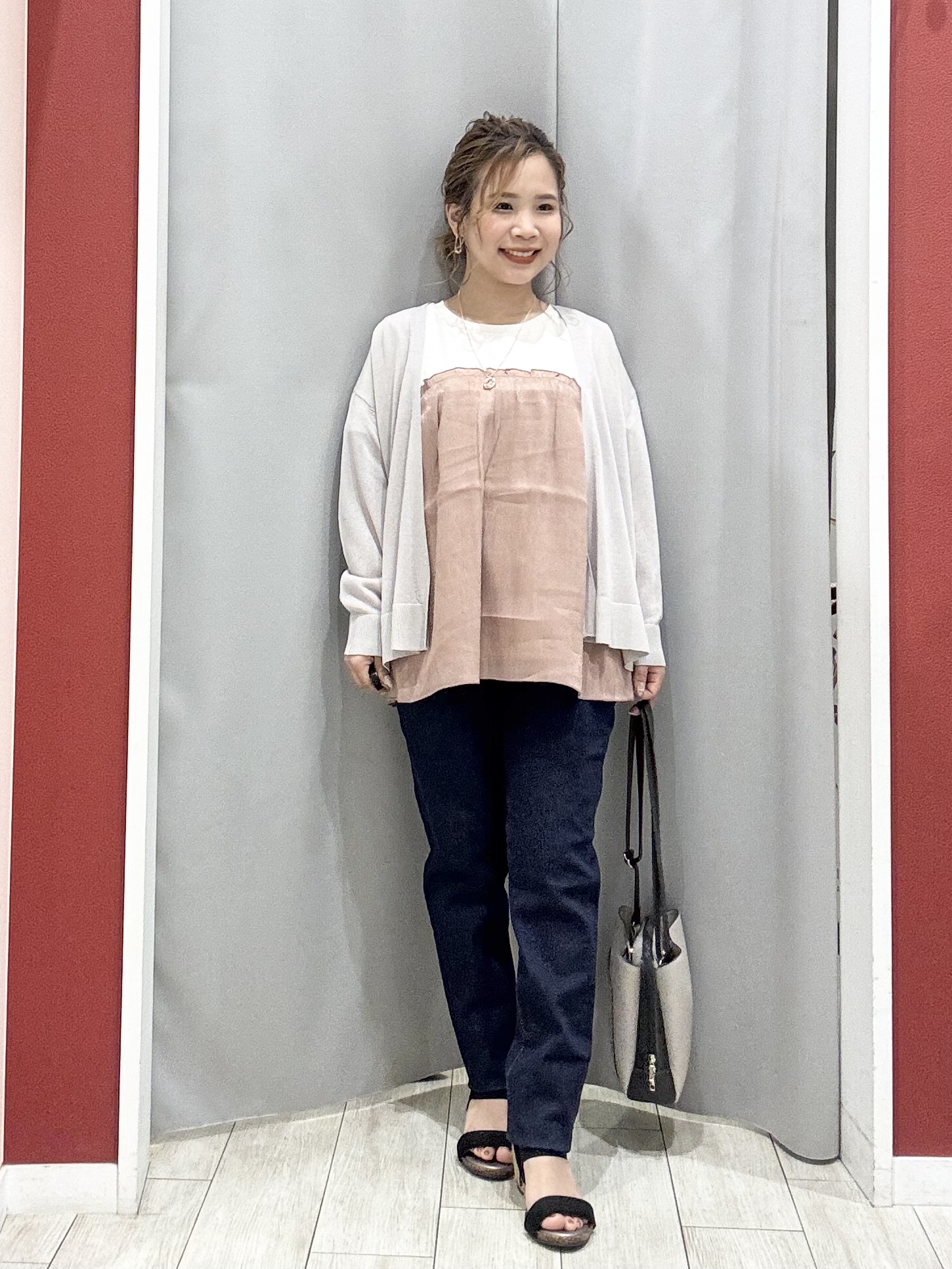 shioさんの「SHOO･LA･RUE｜【洗濯機可/S-LL】オンにもオフにも マルチに使えるボタンレスカーディガン」を使ったコーディネート
