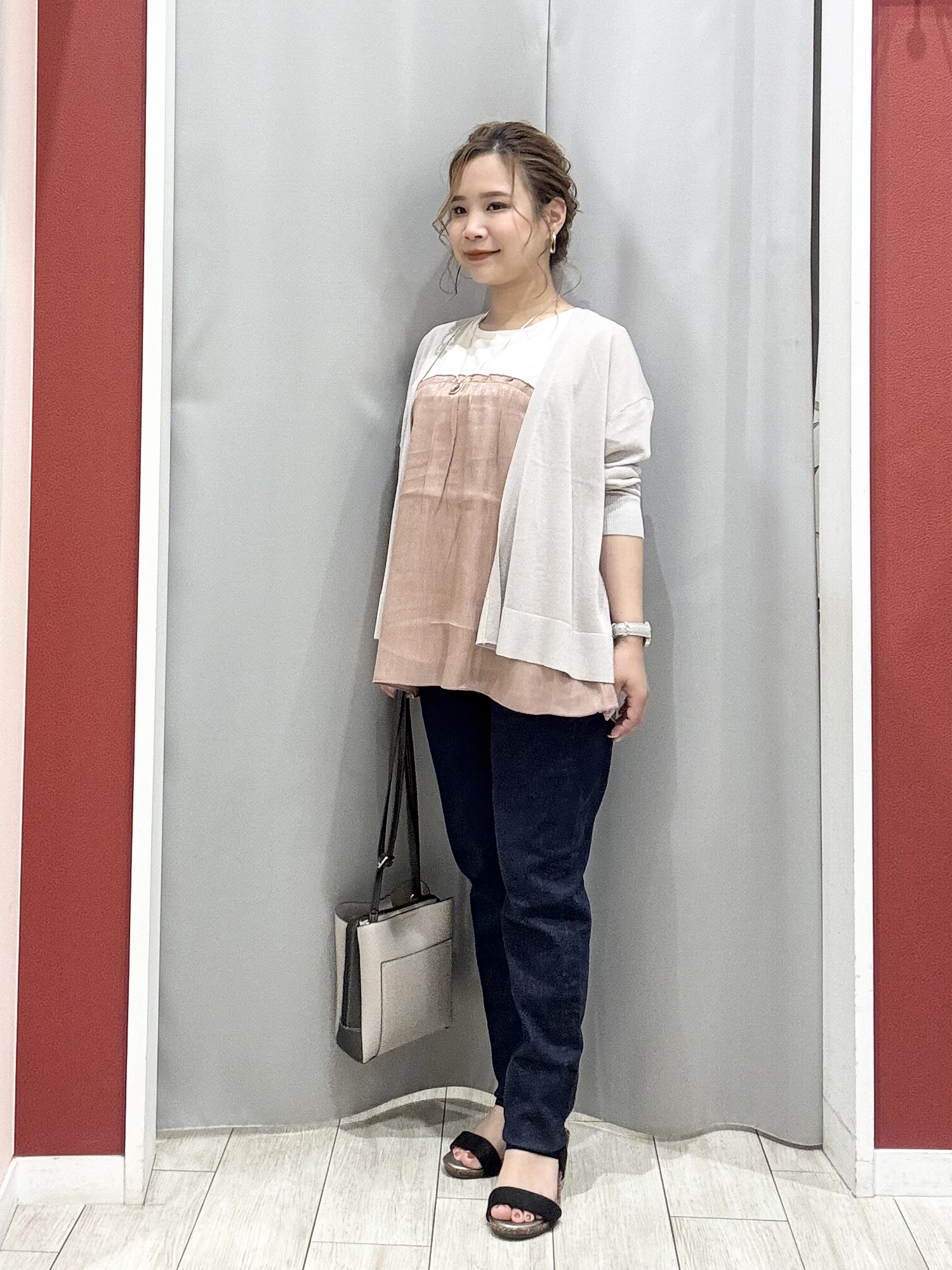 shioさんの「SHOO･LA･RUE｜【洗濯機可/S-LL】オンにもオフにも マルチに使えるボタンレスカーディガン」を使ったコーディネート