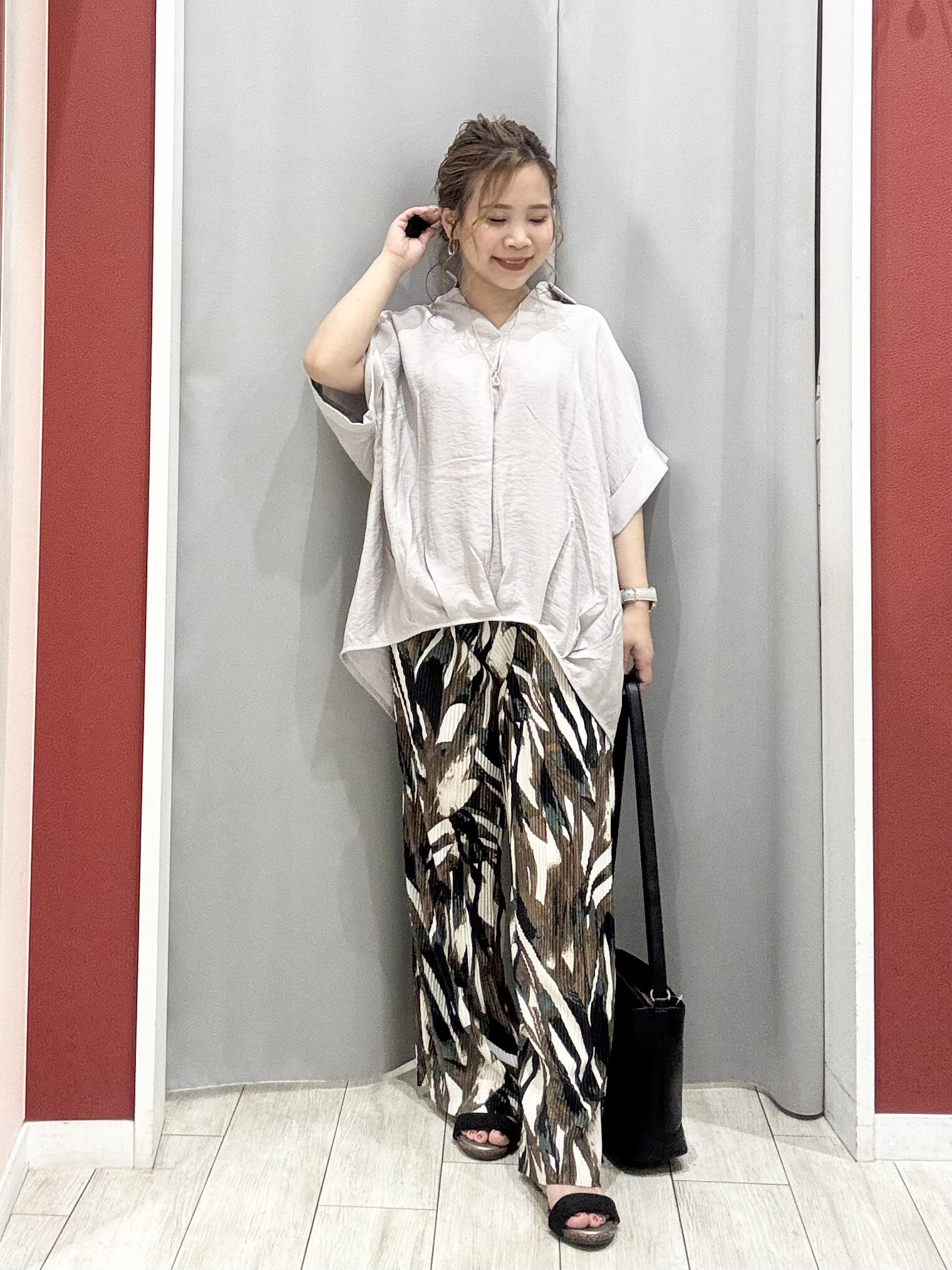 shioさんの「SHOO･LA･RUE｜【S-LL/洗濯機可】インせず着られる 裾タック スキッパーシャツ」を使ったコーディネート