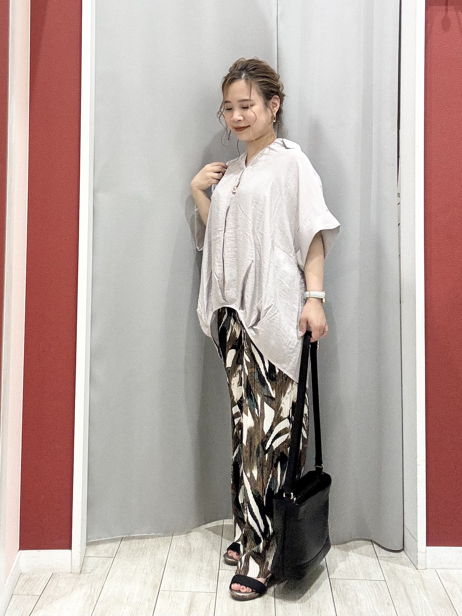 shioさんの「SHOO･LA･RUE｜【S-LL/洗濯機可】インせず着られる 裾タック スキッパーシャツ」を使ったコーディネート