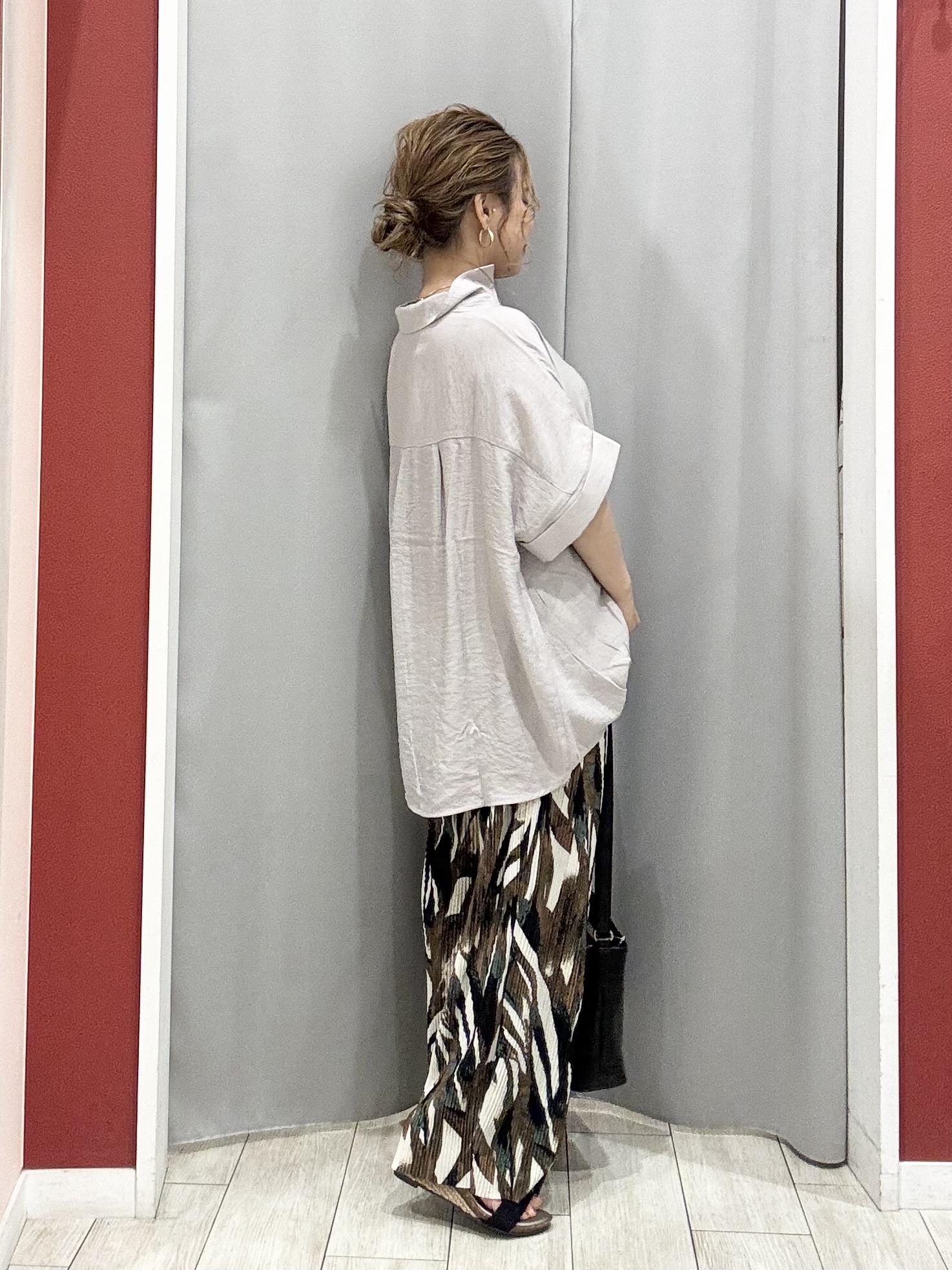 shioさんの「SHOO･LA･RUE｜【S-LL/洗濯機可】インせず着られる 裾タック スキッパーシャツ」を使ったコーディネート