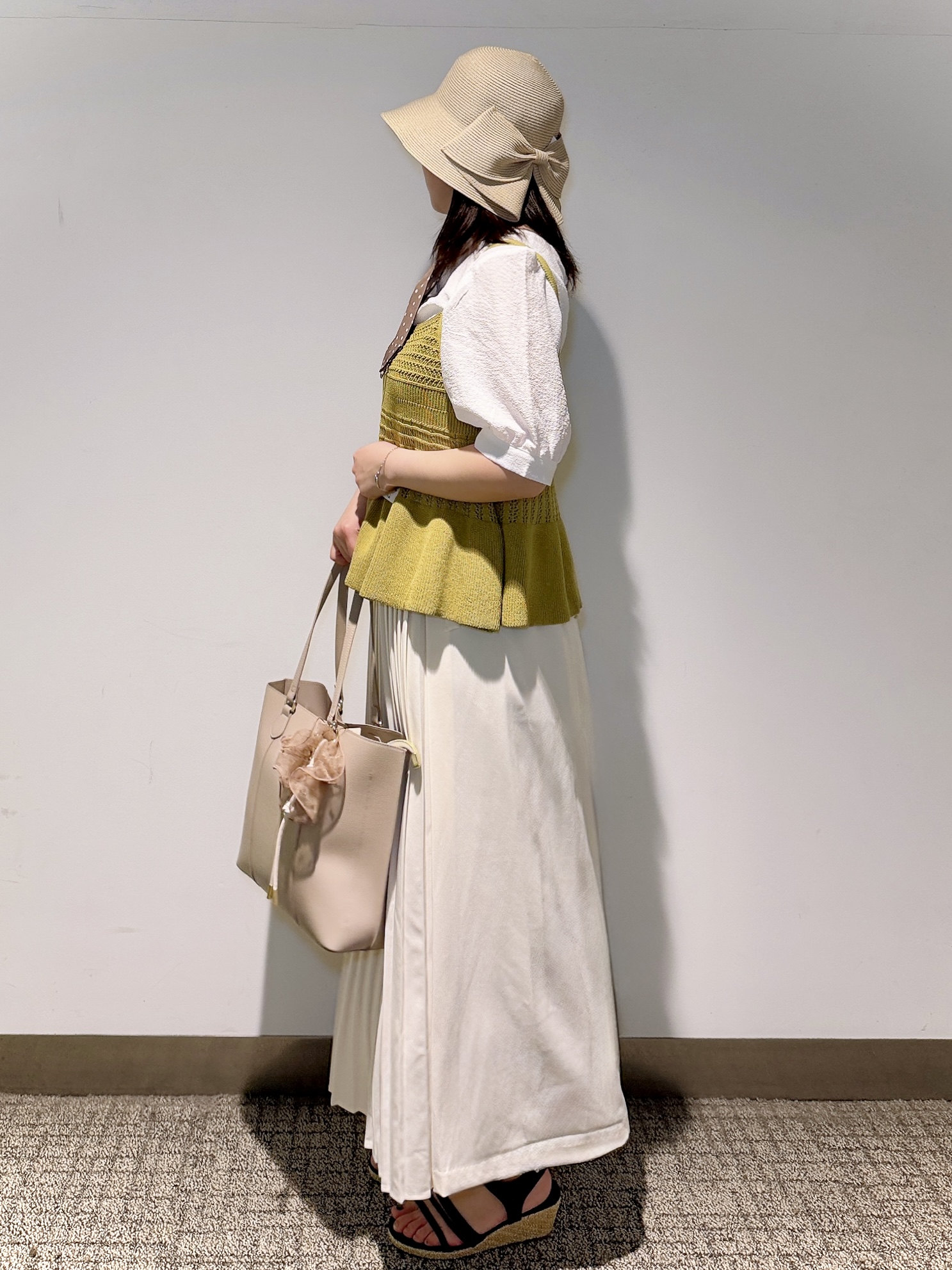 みーさんの「grove｜【2点SET】着るだけで完成、透かし編みニットビスチェ&times;ブラウス」を使ったコーディネート