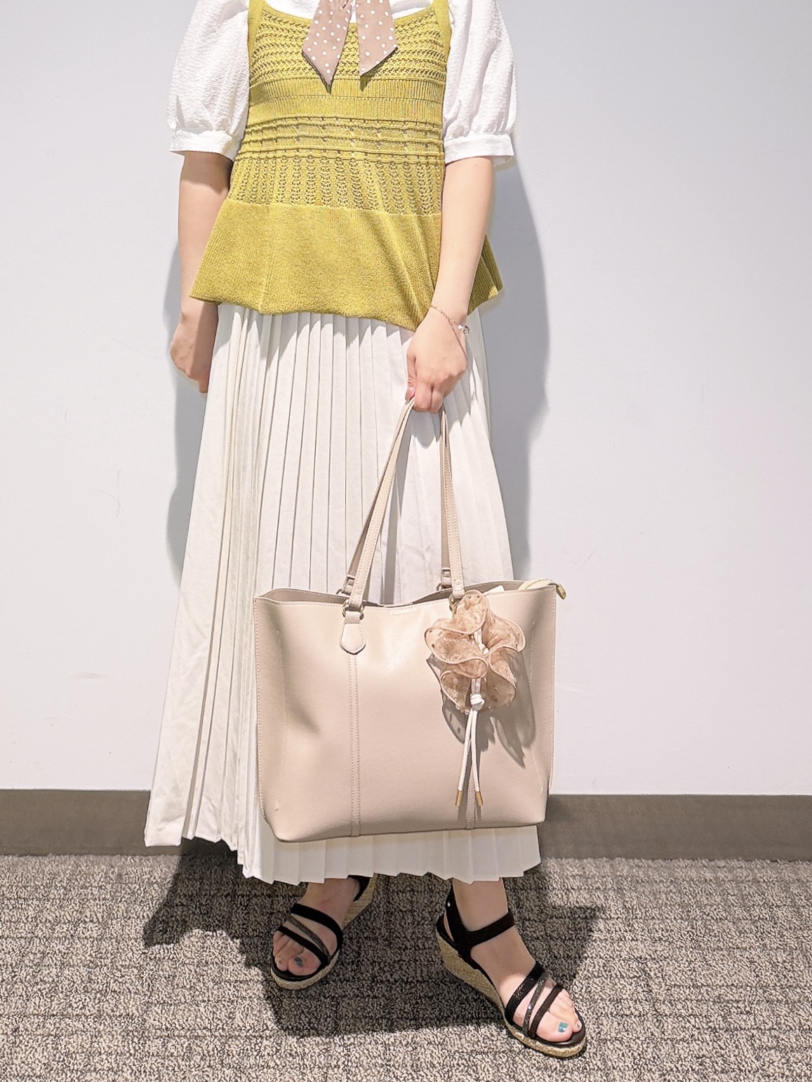 みーさんの「grove｜【2点SET】着るだけで完成、透かし編みニットビスチェ&times;ブラウス」を使ったコーディネート