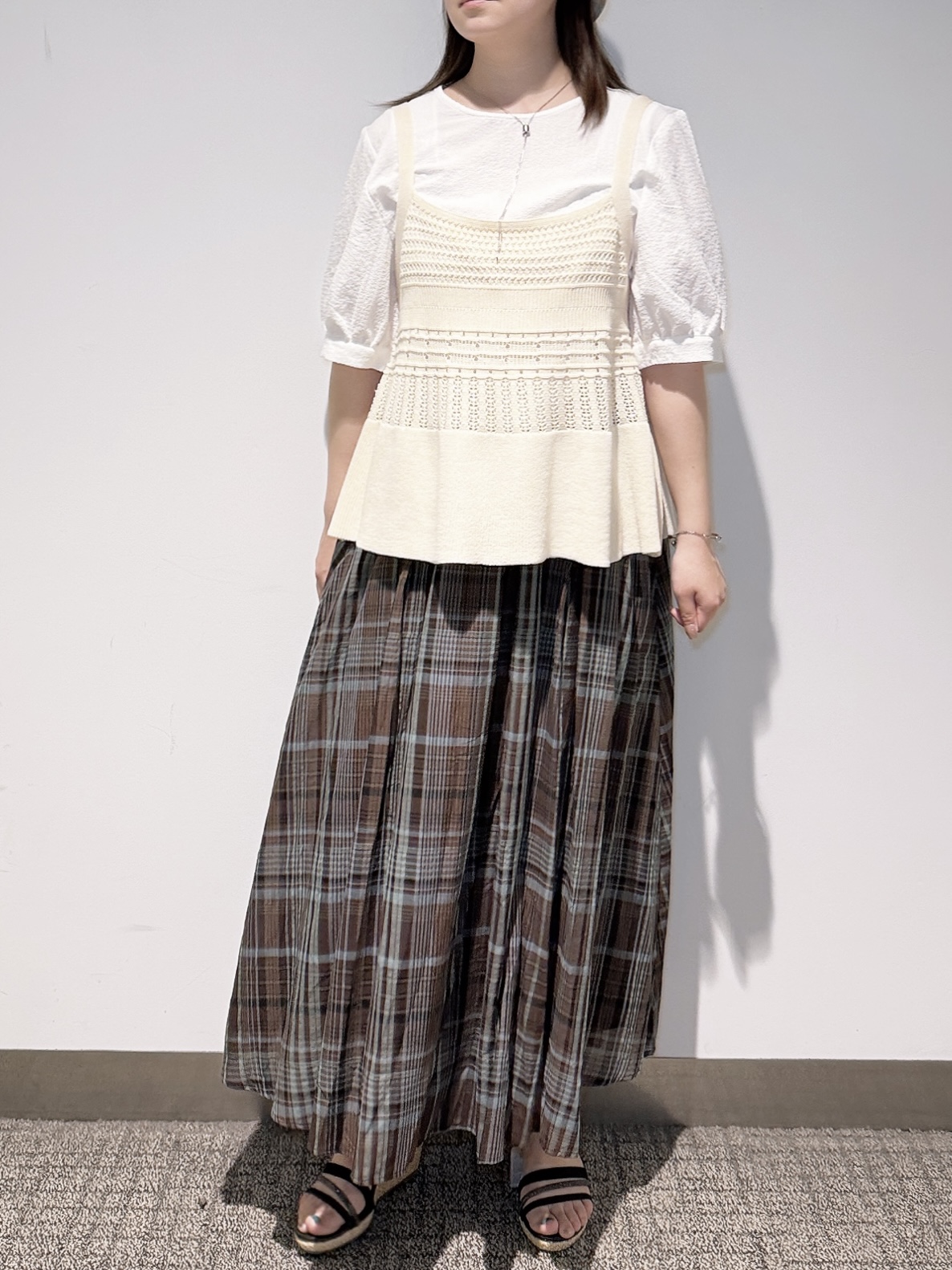 みーさんの「grove｜【2点SET】着るだけで完成、透かし編みニットビスチェ&times;ブラウス」を使ったコーディネート
