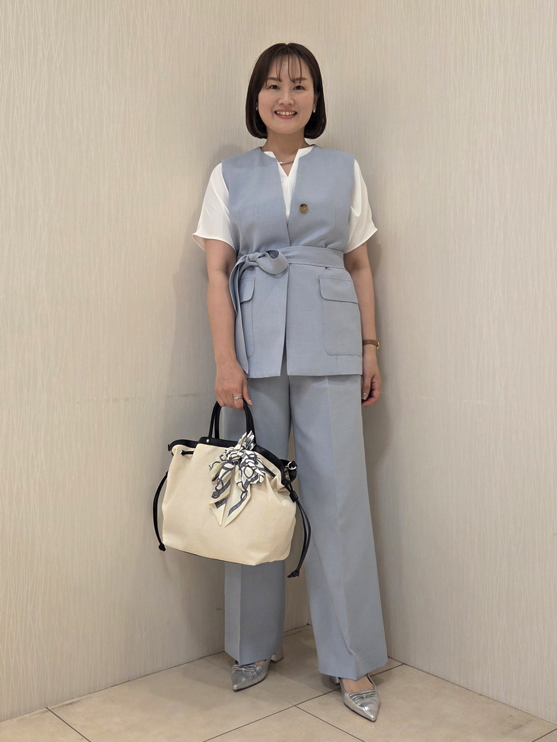 naokoさんの「UNTITLED｜【UV/接触冷感/セットアップ可】リラクシーキーVネックブラウス」を使ったコーディネート