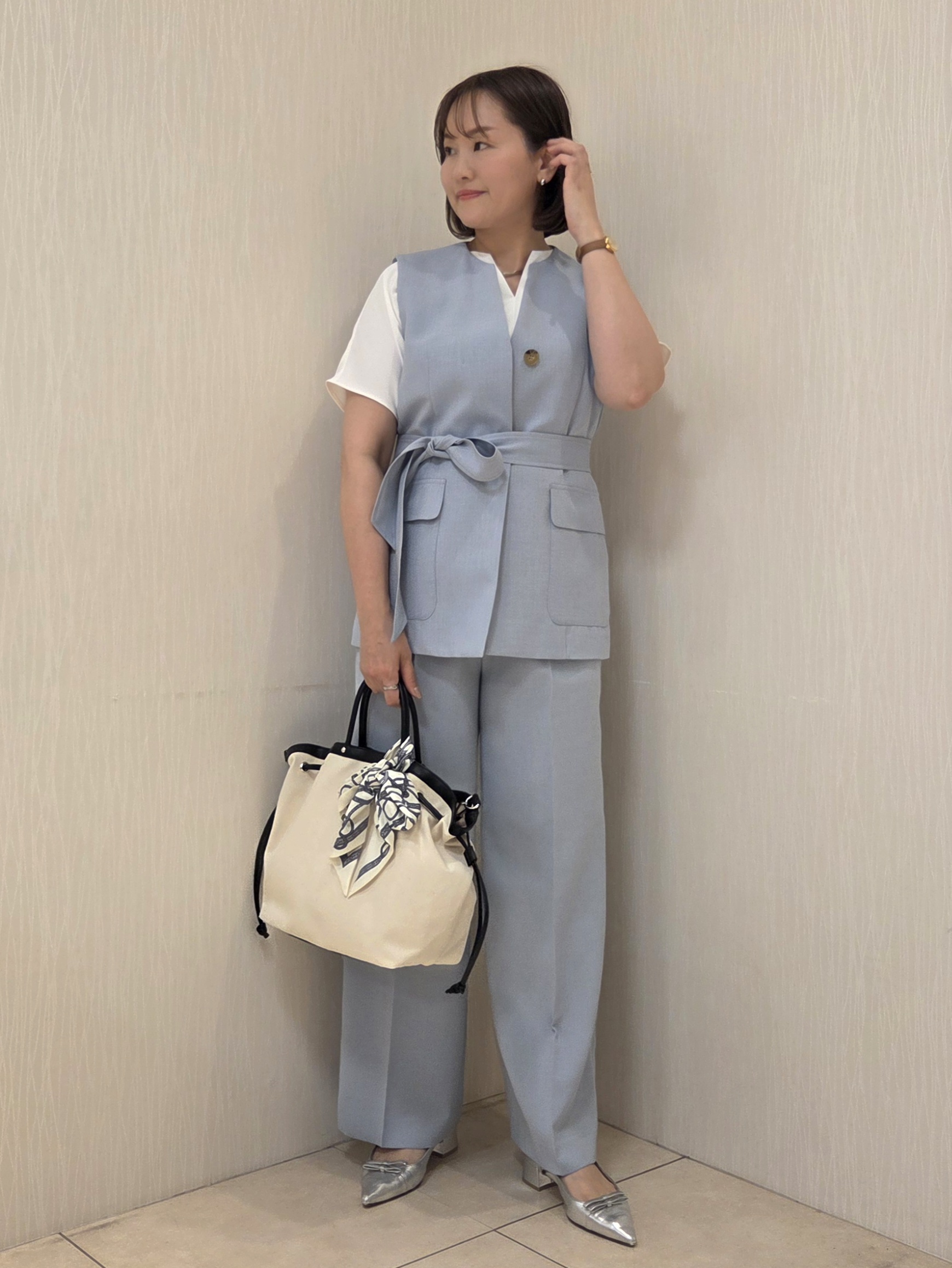naokoさんの「UNTITLED｜【UV/接触冷感/セットアップ可】リラクシーキーVネックブラウス」を使ったコーディネート