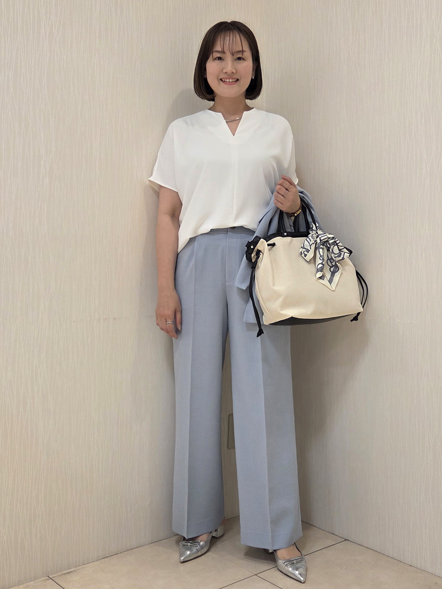 naokoさんの「UNTITLED｜【UV/接触冷感/セットアップ可】リラクシーキーVネックブラウス」を使ったコーディネート