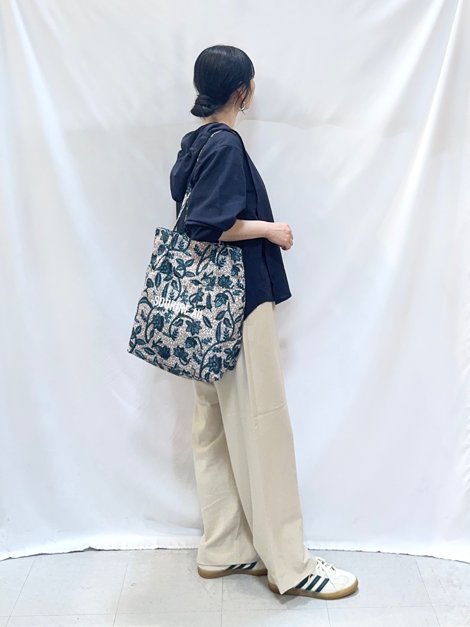 𝐇𝐢𝐫𝐨𝐦𝐢さんの「SHOO･LA･RUE｜【通気性〇/洗濯機可/S-LL】UVカット機能付き ライトな着心地シャツパーカ」を使ったコーディネート