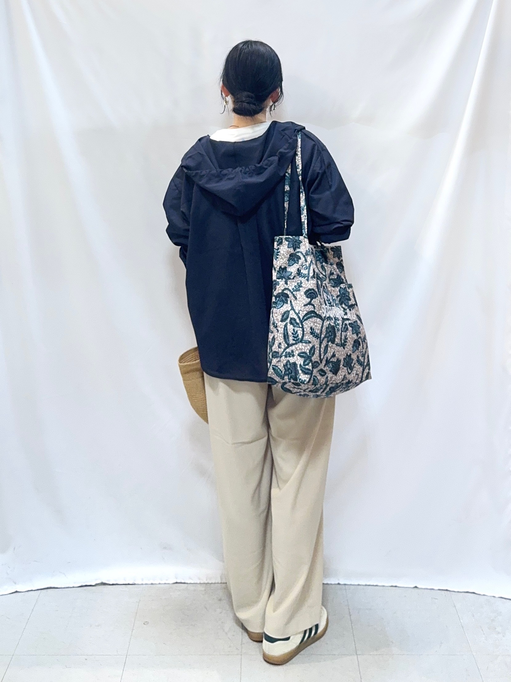 𝐇𝐢𝐫𝐨𝐦𝐢さんの「SHOO･LA･RUE｜【通気性〇/洗濯機可/S-LL】UVカット機能付き ライトな着心地シャツパーカ」を使ったコーディネート