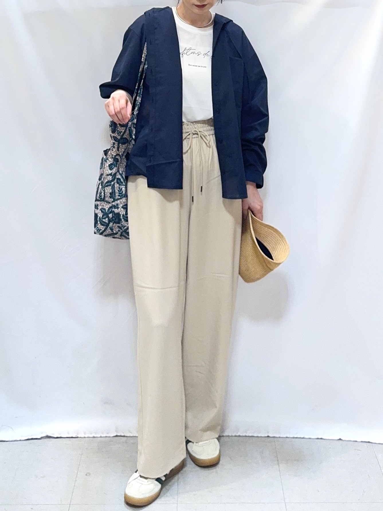 𝐇𝐢𝐫𝐨𝐦𝐢さんの「SHOO･LA･RUE｜【通気性〇/洗濯機可/S-LL】UVカット機能付き ライトな着心地シャツパーカ」を使ったコーディネート