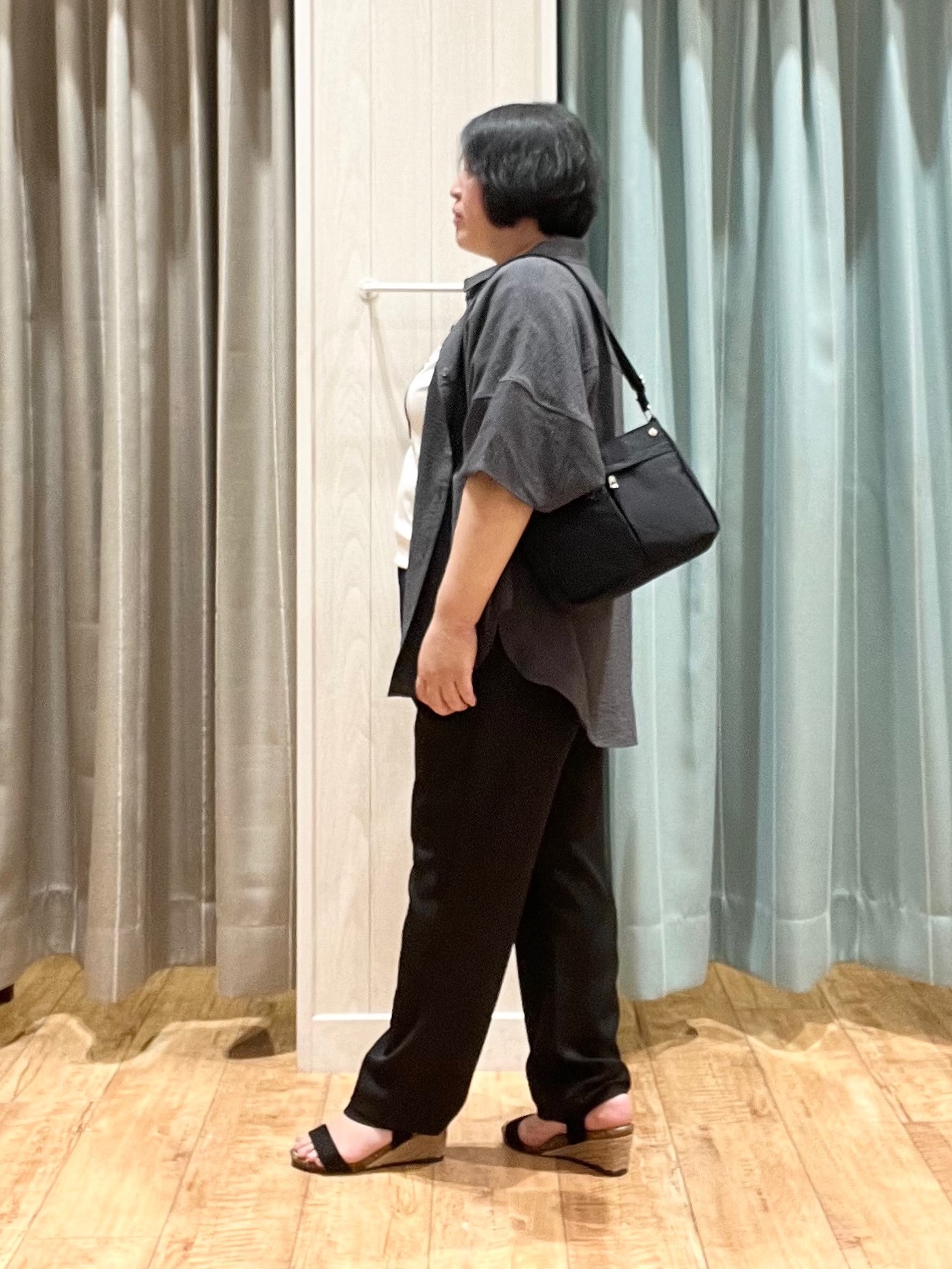 あやさんの「SHOO･LA･RUE｜【高レビュー/洗濯後しわになりにくい/体型カバー】きちんとゆるっと 大人の抜け感 ポンチョ風カラーシ」を使ったコーディネート