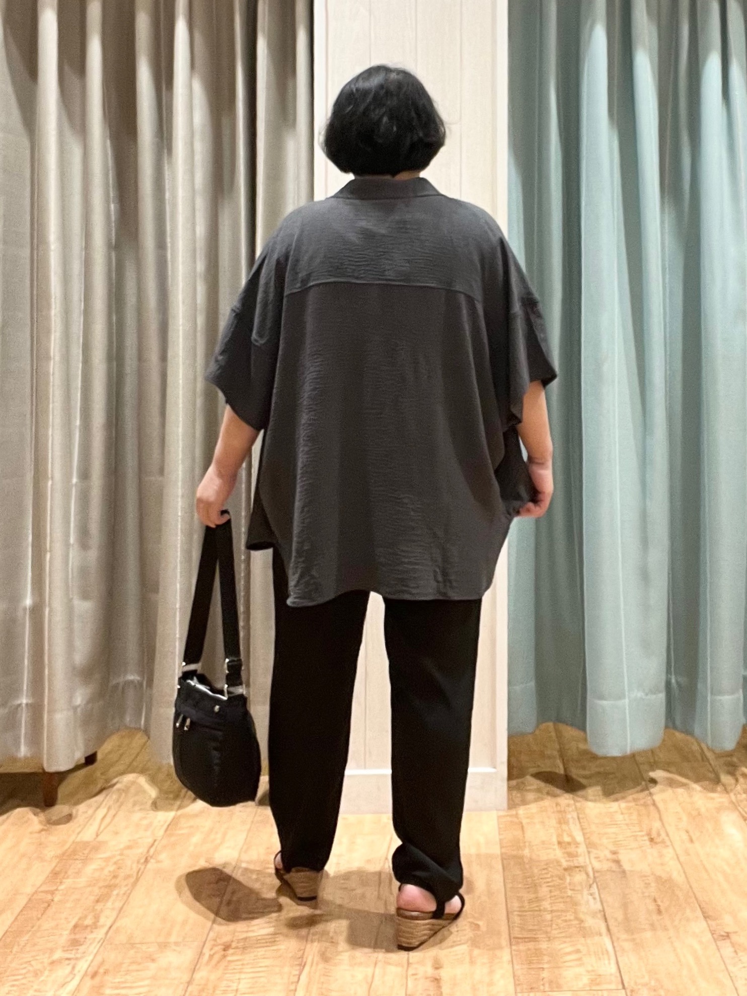 あやさんの「SHOO･LA･RUE｜【高レビュー/洗濯後しわになりにくい/体型カバー】きちんとゆるっと 大人の抜け感 ポンチョ風カラーシ」を使ったコーディネート