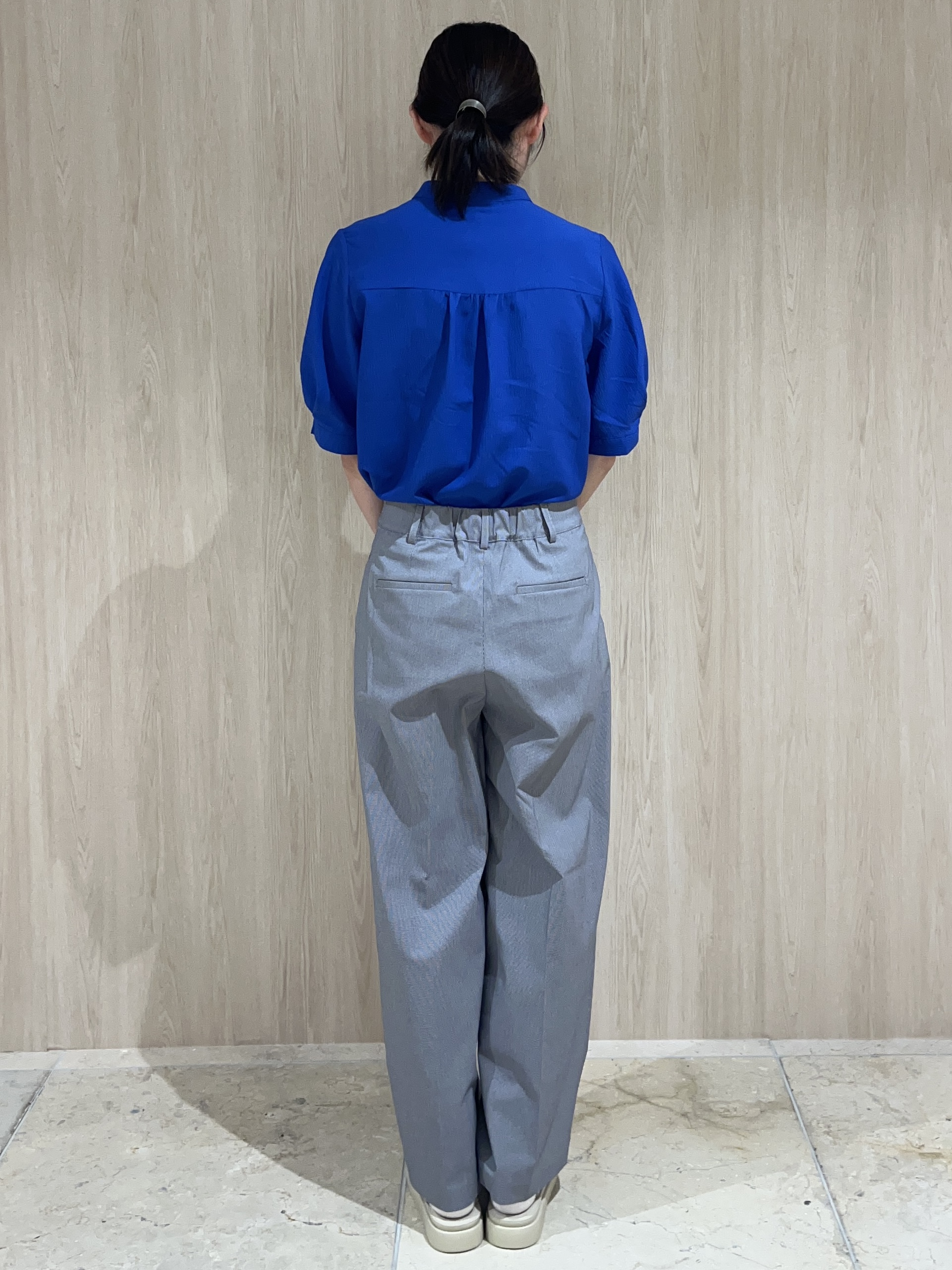 しのさんの「grove｜【貴島明日香さん着用/体型カバー】ON・OFF使えるスモッキングタックブラウス」を使ったコーディネート